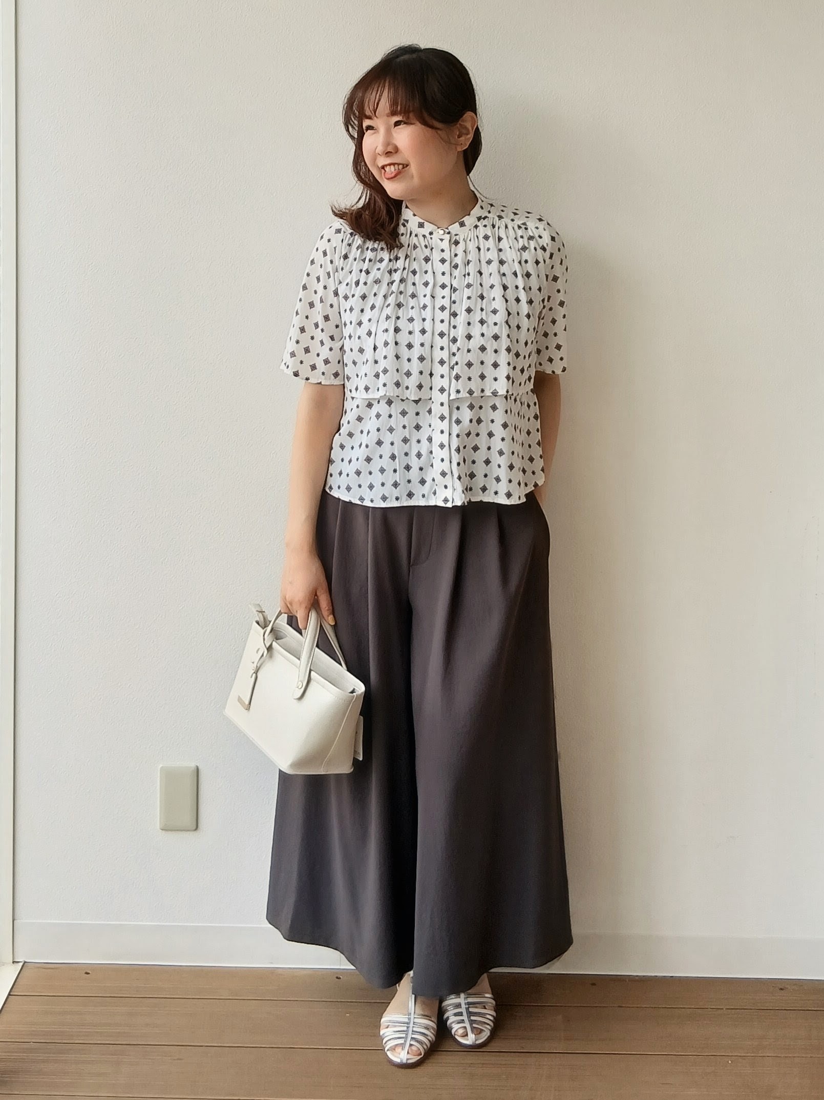 なみきさんの「UNTITLED｜【洗える/きれいめ柄】コモンプリントブラウス」を使ったコーディネート