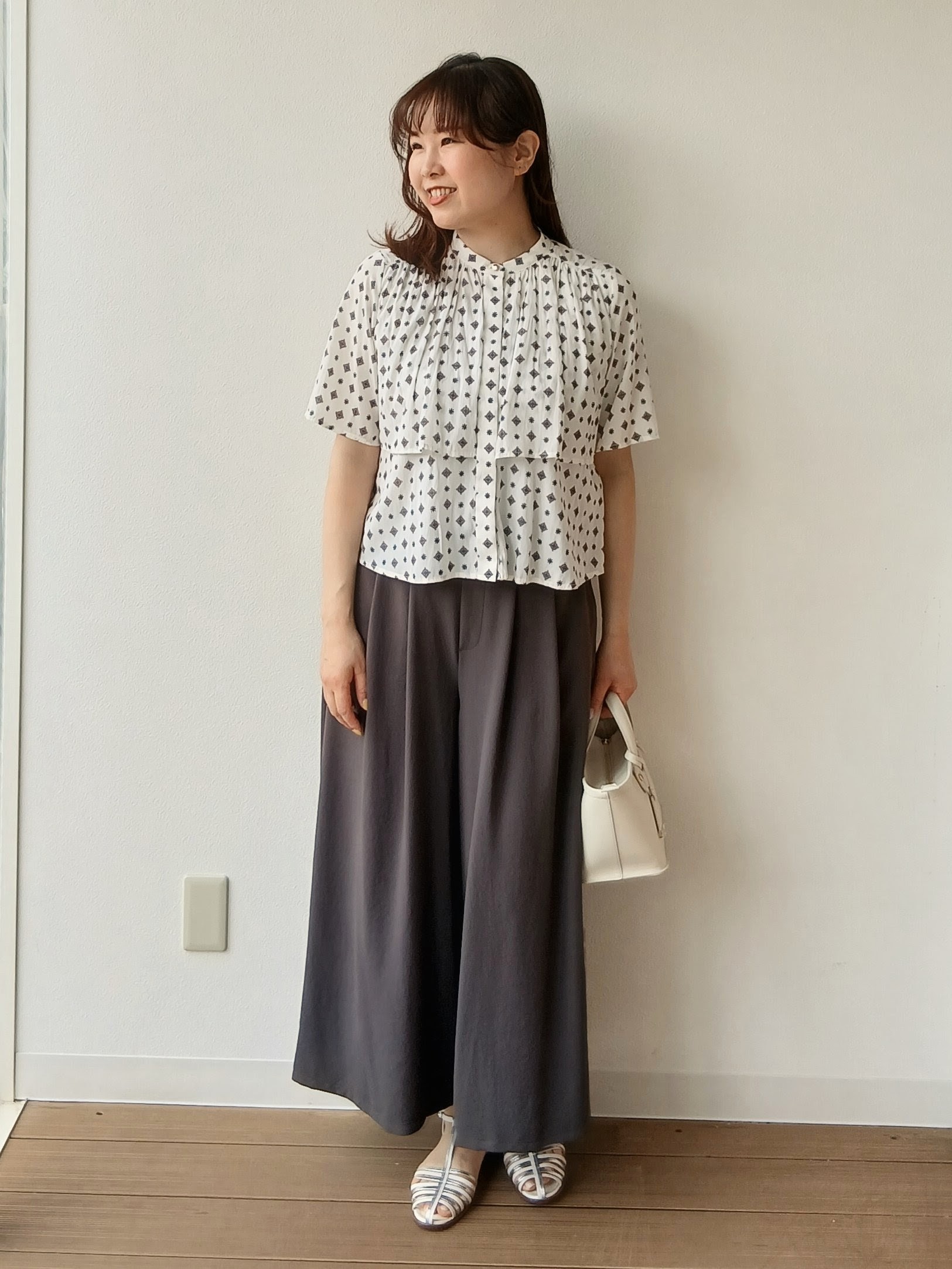 なみきさんの「UNTITLED｜【洗える/きれいめ柄】コモンプリントブラウス」を使ったコーディネート