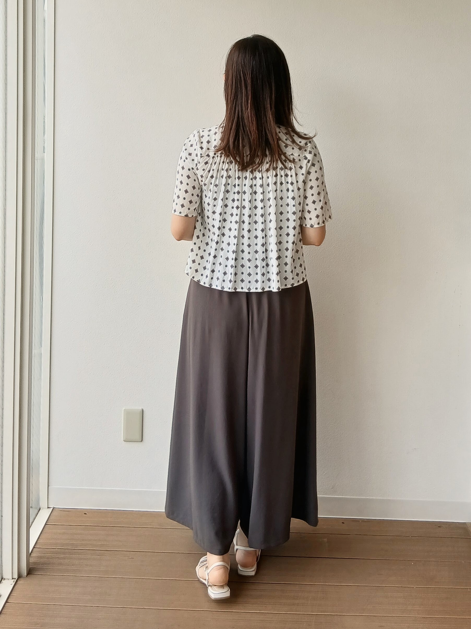なみきさんの「UNTITLED｜【洗える/きれいめ柄】コモンプリントブラウス」を使ったコーディネート