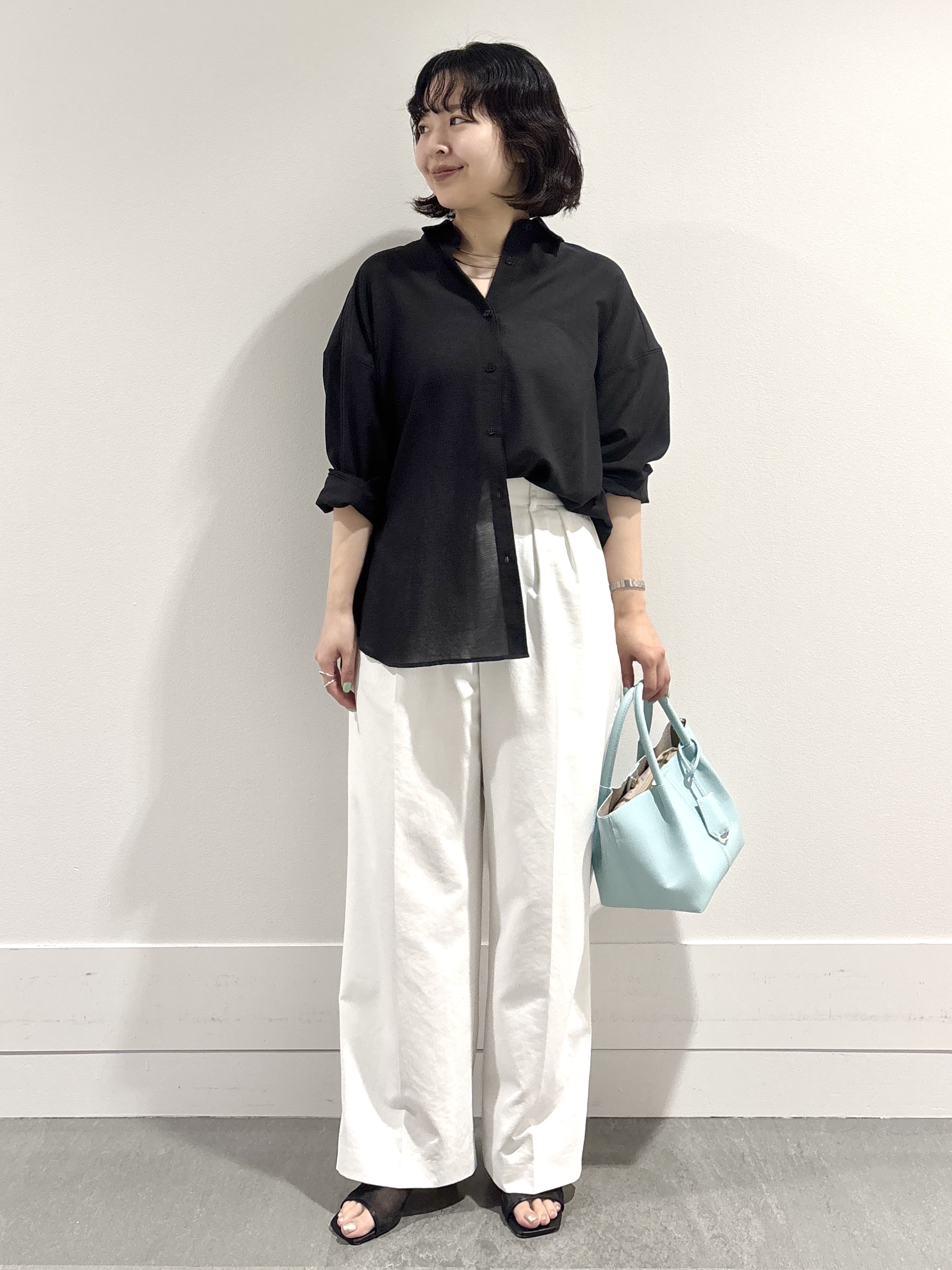 モエカさんの「UNTITLED｜【2WAY/マシンウォッシャブル】カシュクールデザインシャツ」を使ったコーディネート