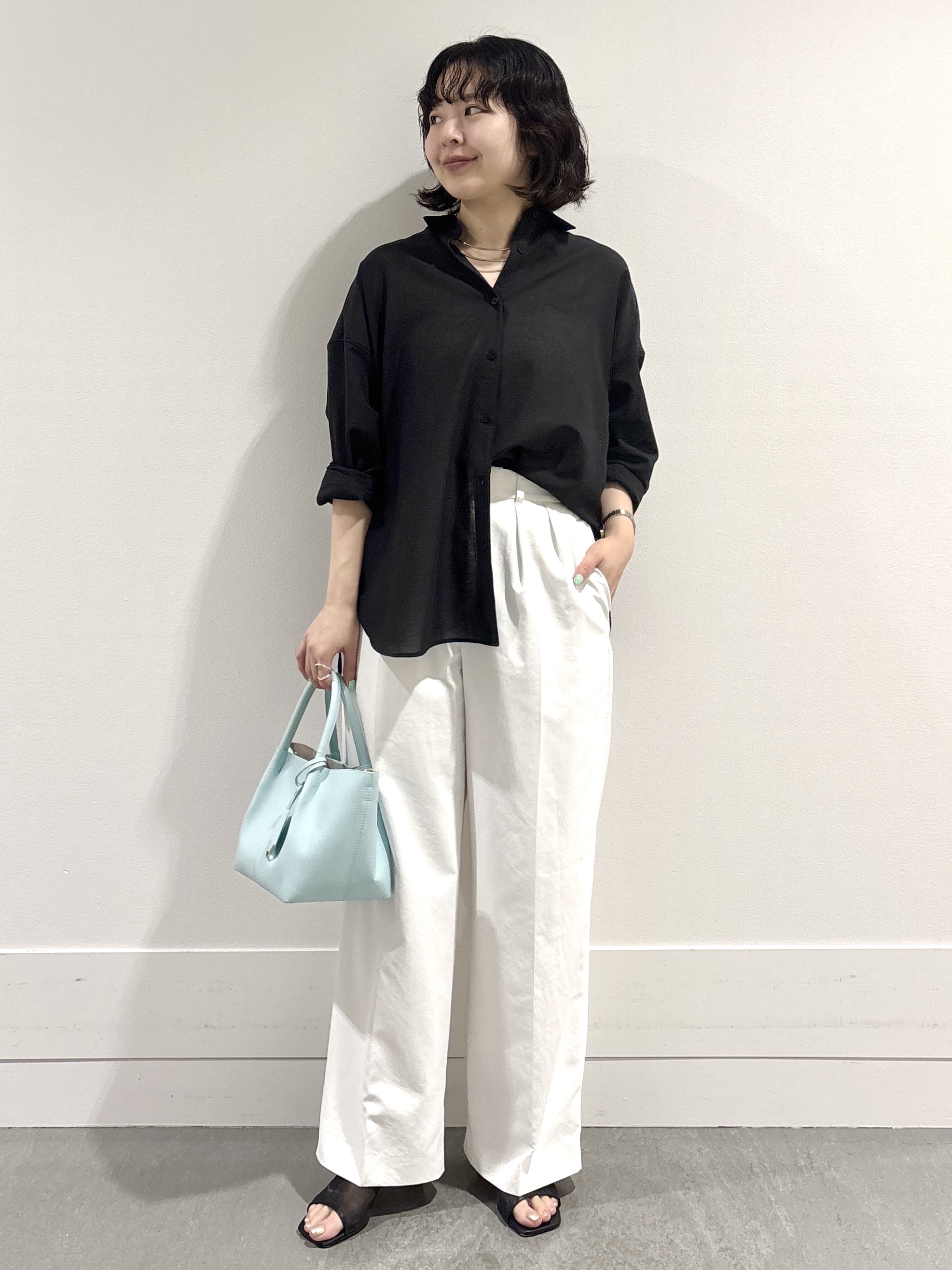 モエカさんの「UNTITLED｜【2WAY/マシンウォッシャブル】カシュクールデザインシャツ」を使ったコーディネート