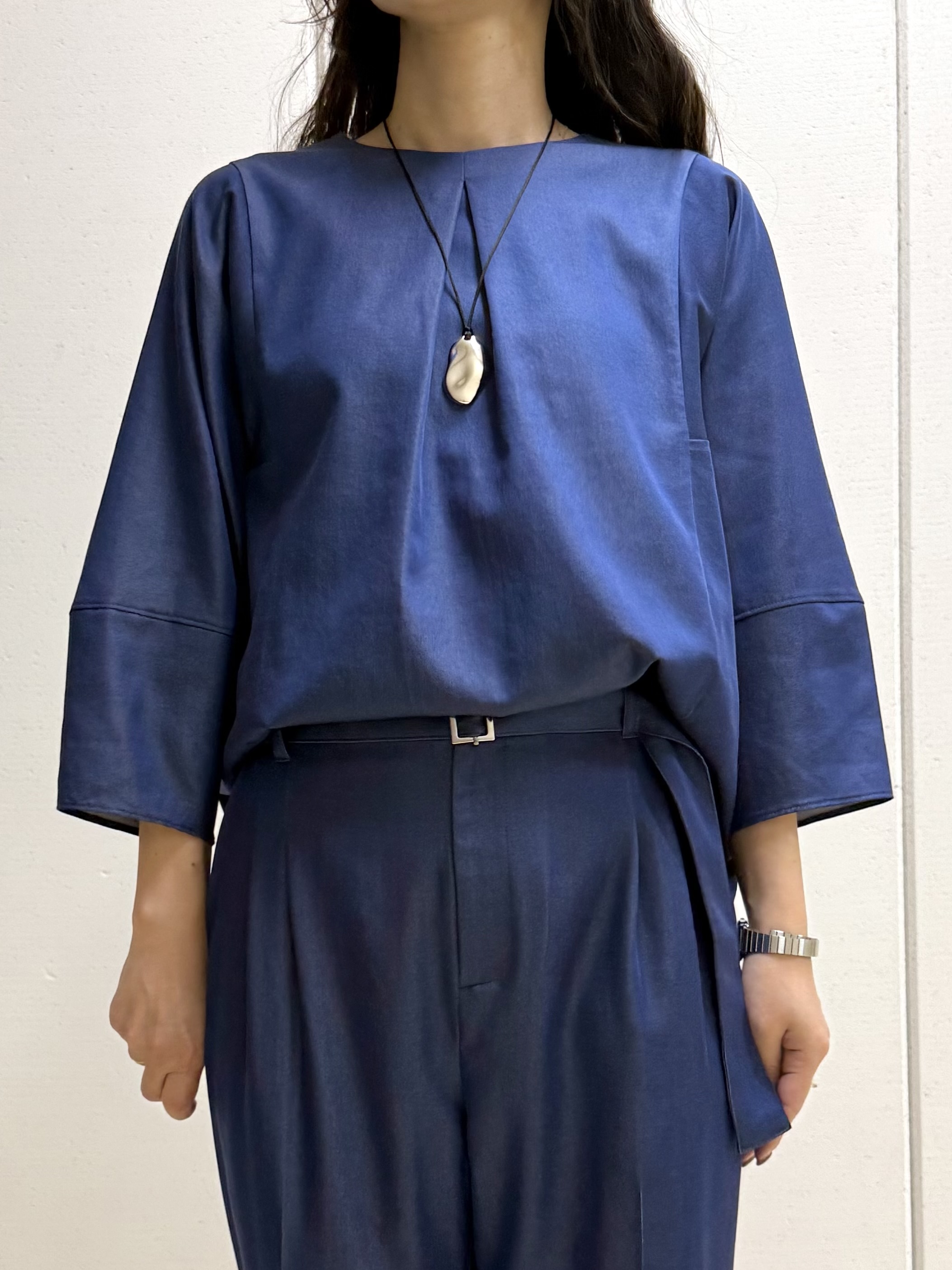 mamiさんの「INDIVI｜【洗える／UVケア／SETUP可能】デニムライク ランタン袖ブラウス」を使ったコーディネート
