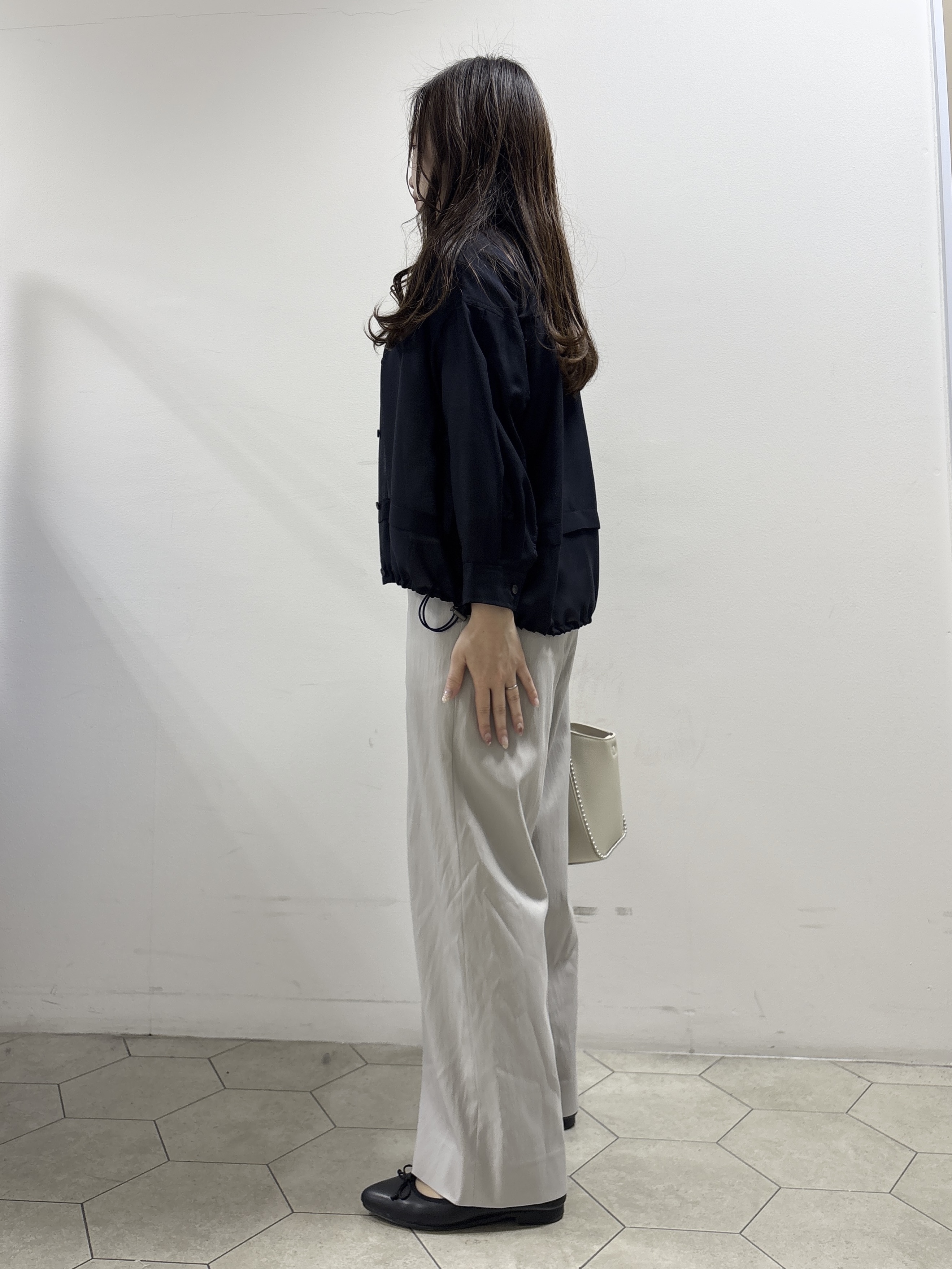 kahoさんの「INDIVI｜【接触冷感／洗える／2WAY】ドロスト付 シアーシャンブレーシャツ」を使ったコーディネート