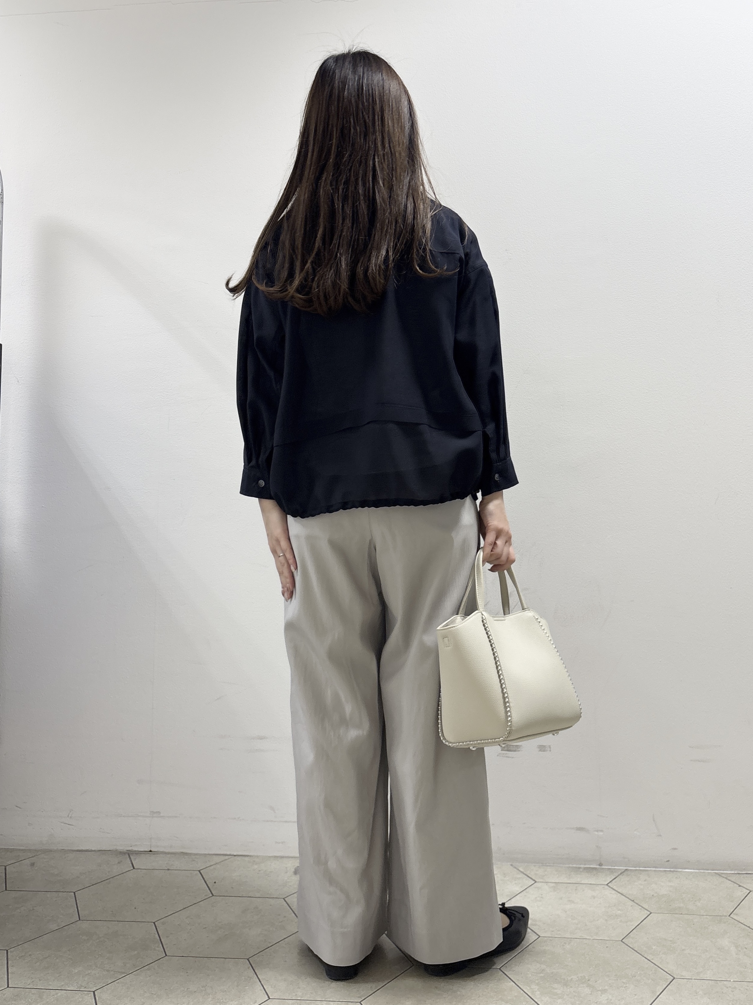 kahoさんの「INDIVI｜【接触冷感／洗える／2WAY】ドロスト付 シアーシャンブレーシャツ」を使ったコーディネート