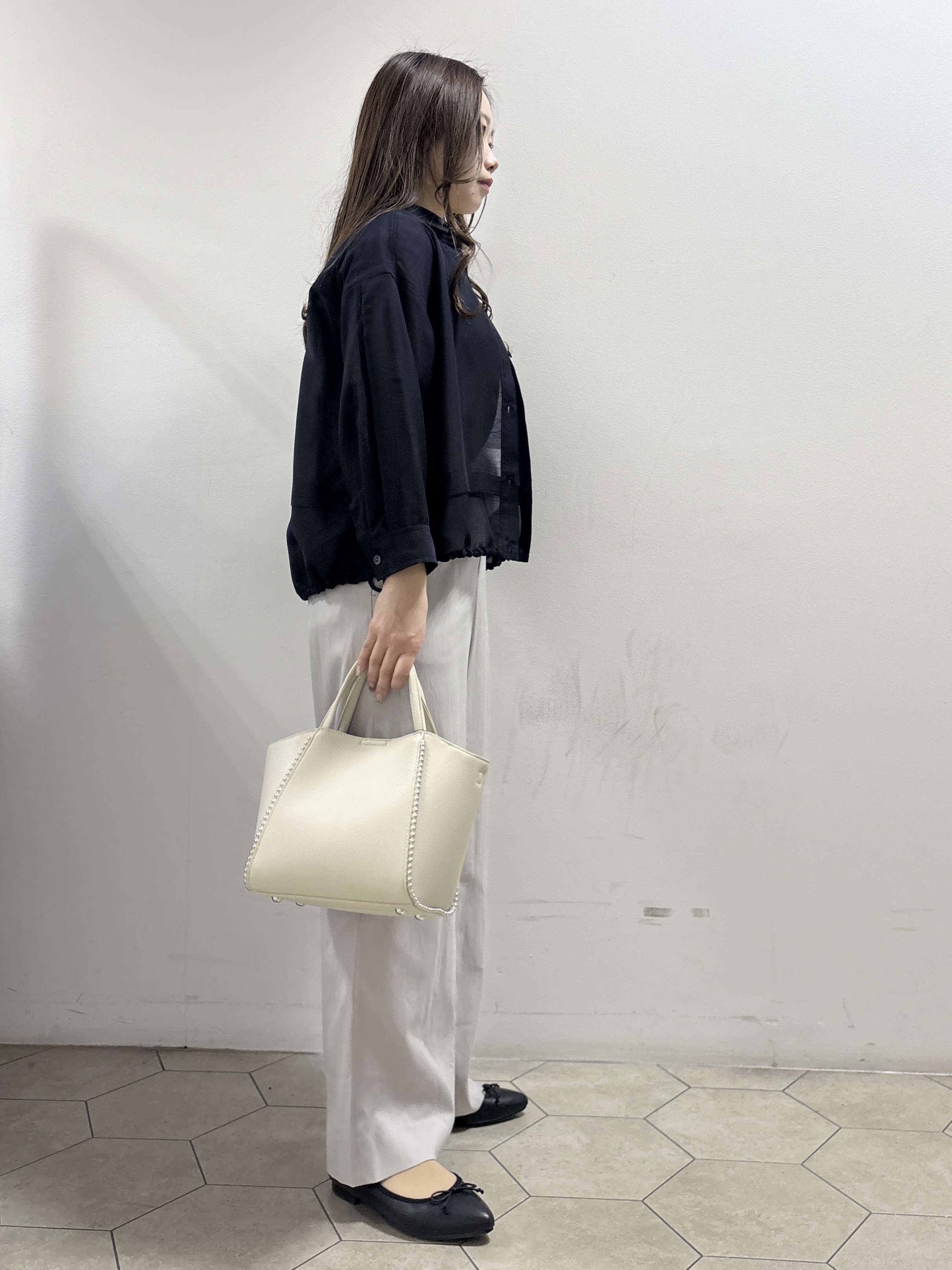 kahoさんの「INDIVI｜【接触冷感／洗える／2WAY】ドロスト付 シアーシャンブレーシャツ」を使ったコーディネート