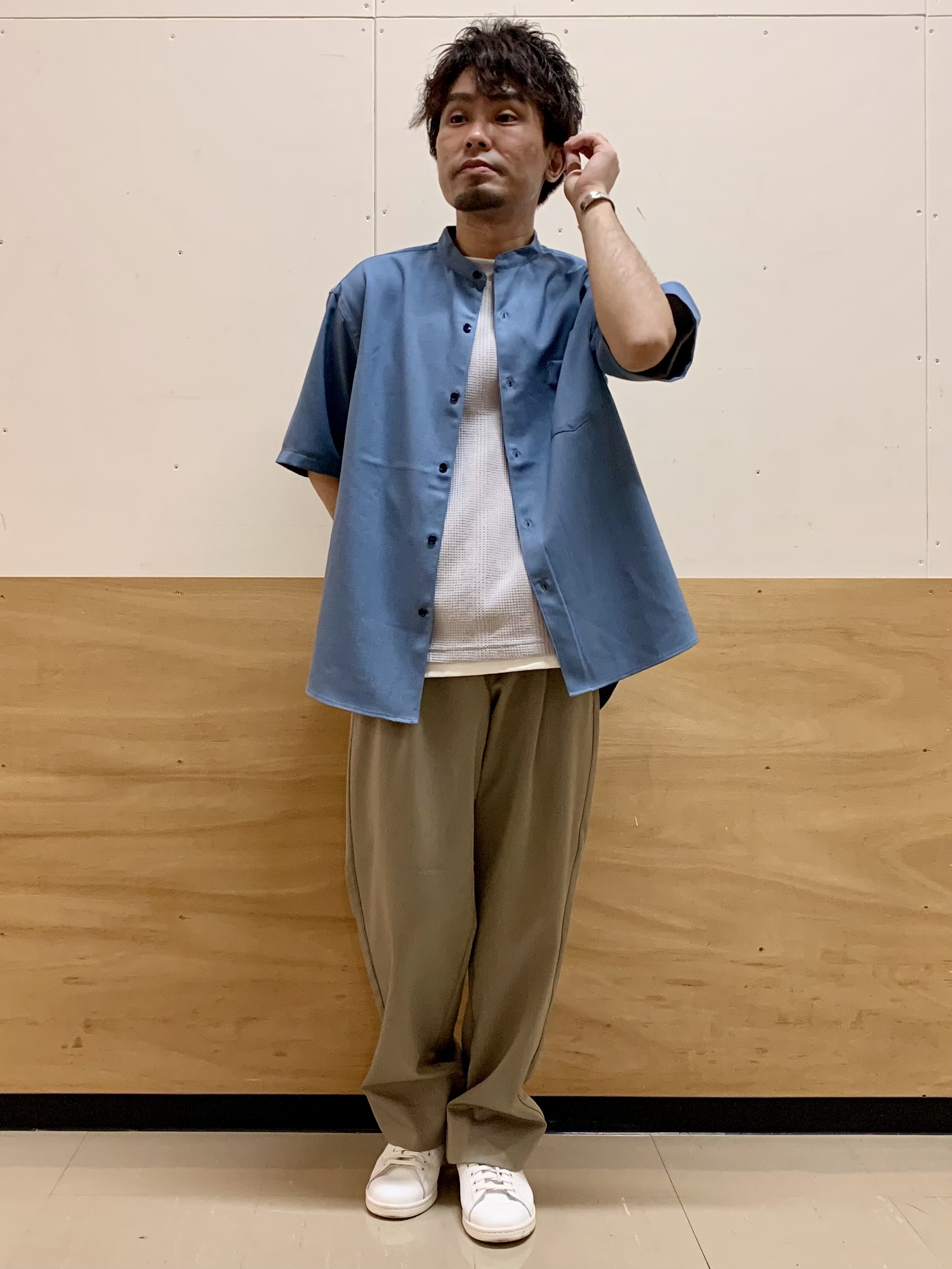 MATUさんの「THE SHOP TK｜LITE TEX バンドカラー半袖シャツ 接触冷感/吸水速乾/UVカット/アンチピリング/イージーケ」を使ったコーディネート