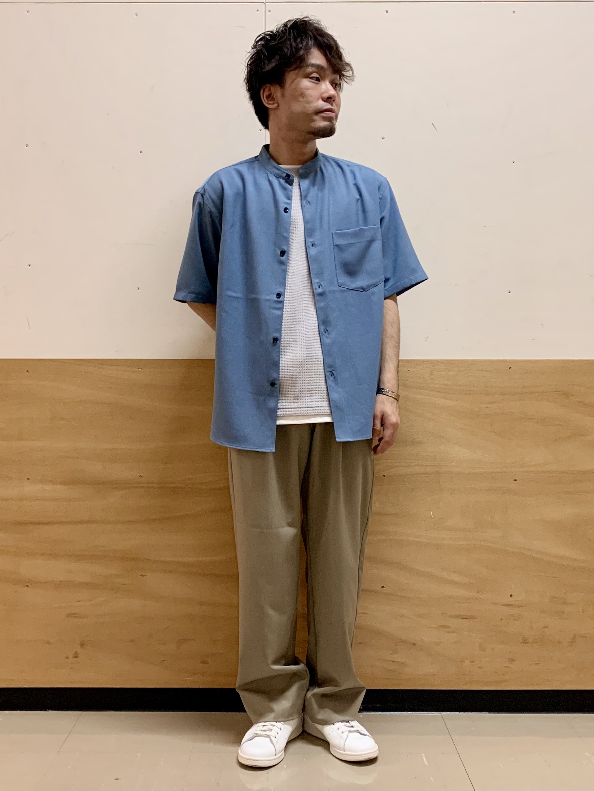MATUさんの「THE SHOP TK｜LITE TEX バンドカラー半袖シャツ 接触冷感/吸水速乾/UVカット/アンチピリング/イージーケ」を使ったコーディネート