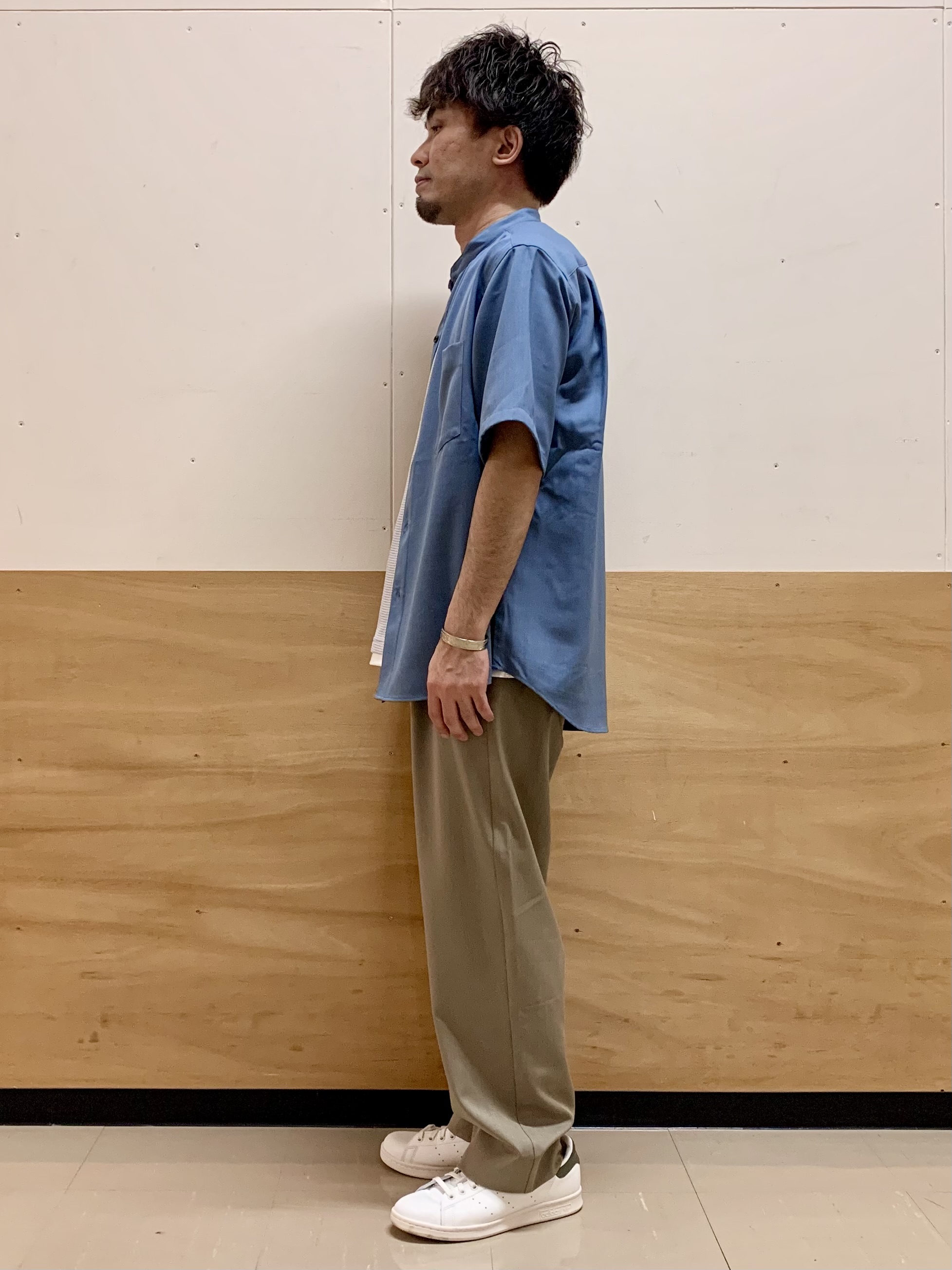 MATUさんの「THE SHOP TK｜LITE TEX バンドカラー半袖シャツ 接触冷感/吸水速乾/UVカット/アンチピリング/イージーケ」を使ったコーディネート
