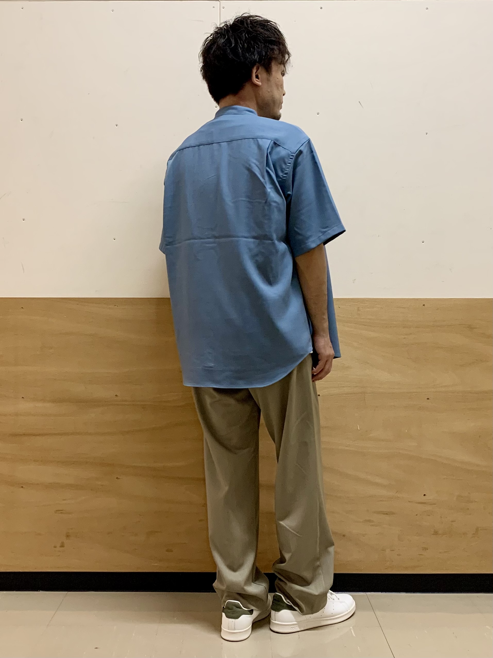 MATUさんの「THE SHOP TK｜LITE TEX バンドカラー半袖シャツ 接触冷感/吸水速乾/UVカット/アンチピリング/イージーケ」を使ったコーディネート