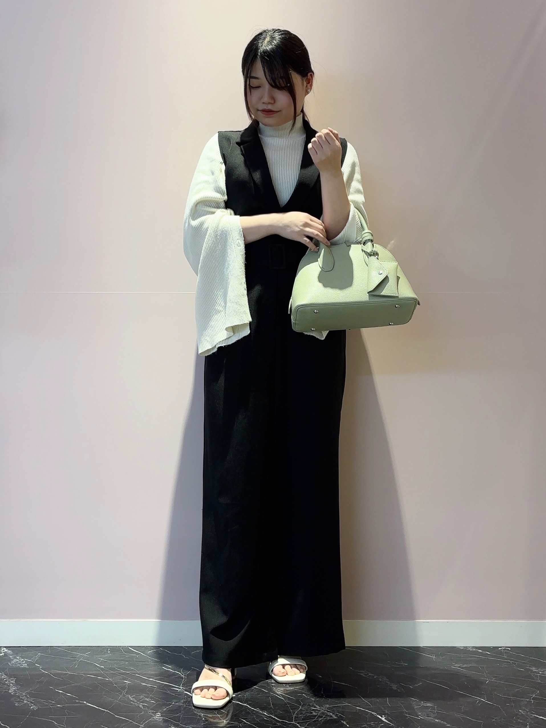 まっきーさんの「ESPERANZA｜ゴールドラインミュールサンダル」を使ったコーディネート