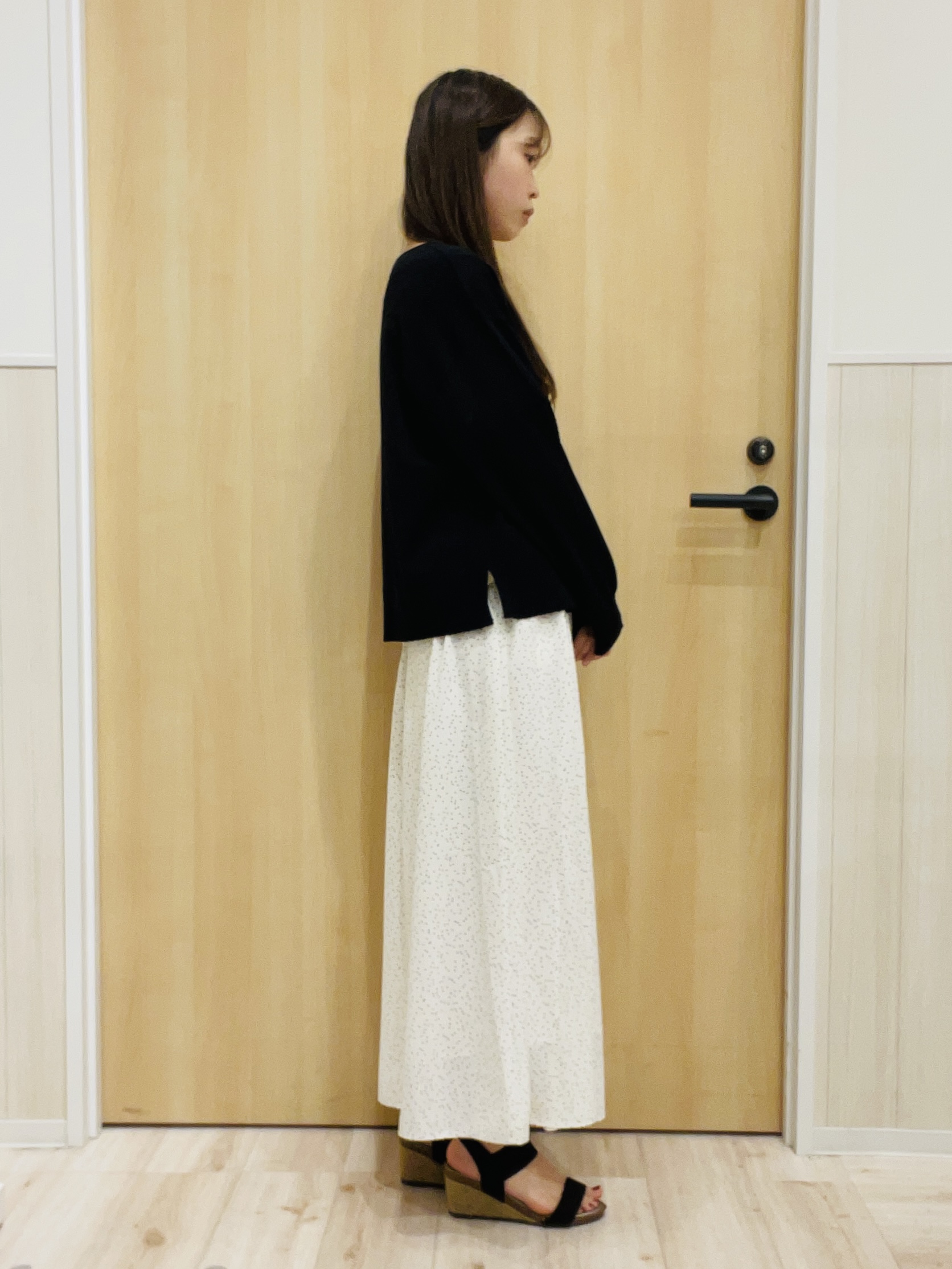minamiさんの「SHOO･LA･RUE｜【洗濯機可/ひんやり/UV】さらっとしたタッチが心地よい ショート丈 Vネックカーディガン」を使ったコーディネート