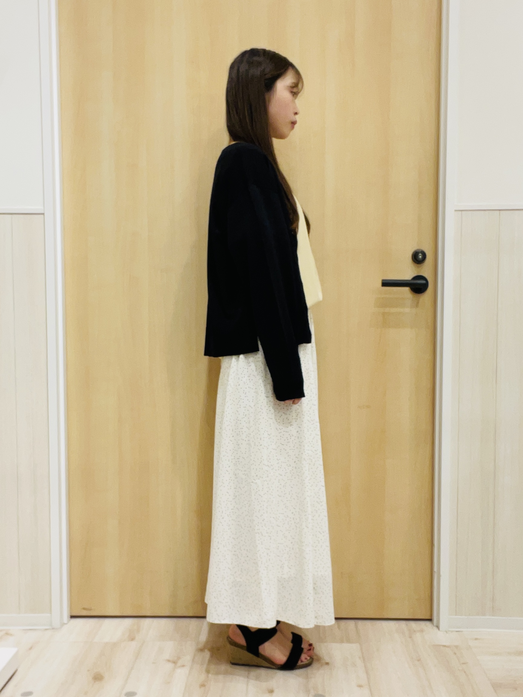 minamiさんの「SHOO･LA･RUE｜【洗濯機可/ひんやり/UV】さらっとしたタッチが心地よい ショート丈 Vネックカーディガン」を使ったコーディネート