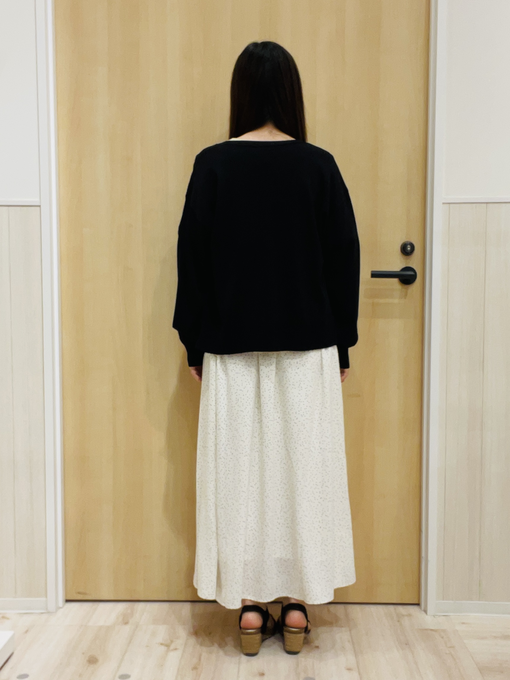 minamiさんの「SHOO･LA･RUE｜【洗濯機可/ひんやり/UV】さらっとしたタッチが心地よい ショート丈 Vネックカーディガン」を使ったコーディネート