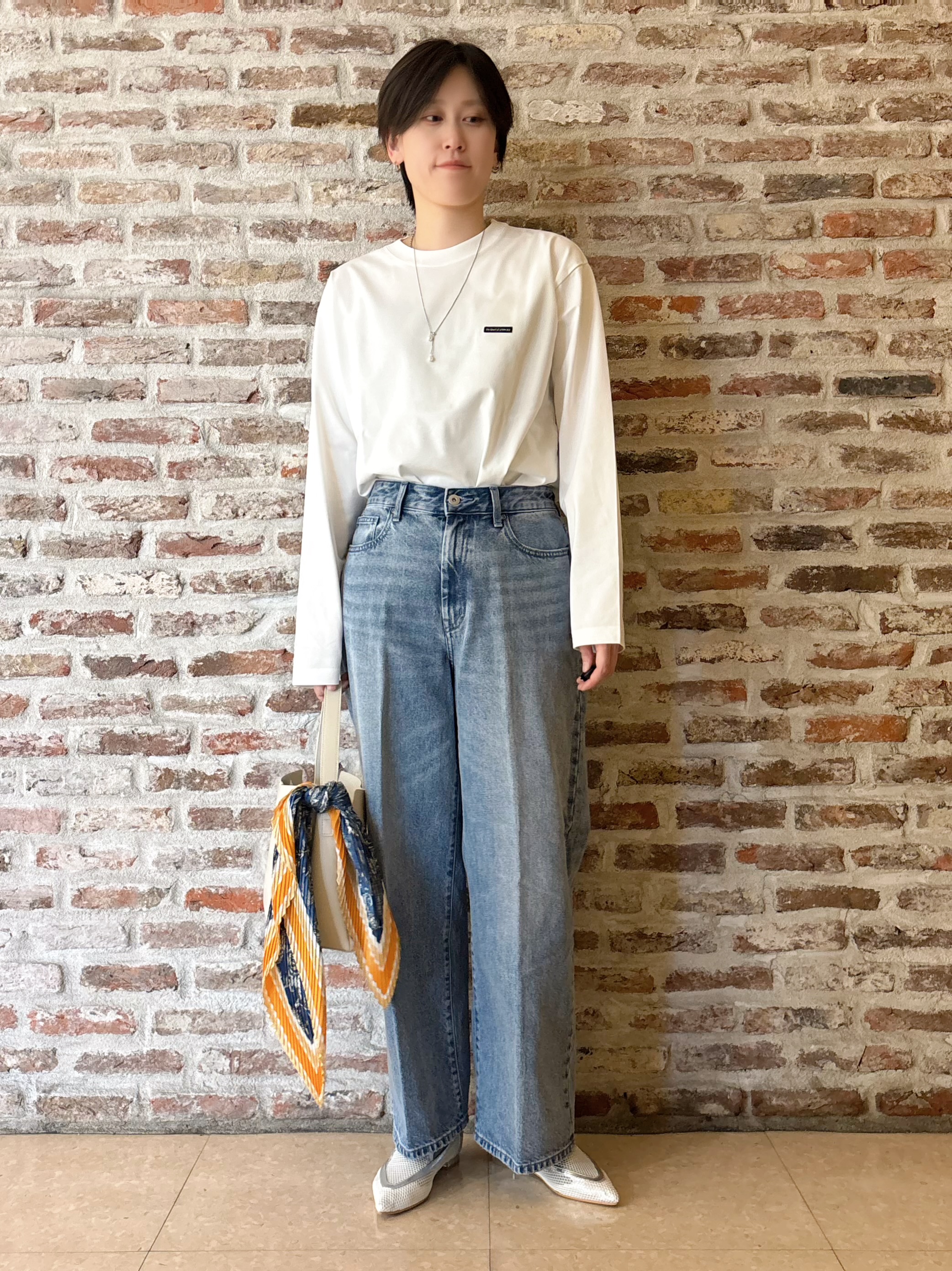 しばさんの「THE SHOP TK｜【スタイルを選ばず着られる】ワンポイント 長袖Tシャツ 洗濯機OK/UVカット/毛玉になりにくい」を使ったコーディネート