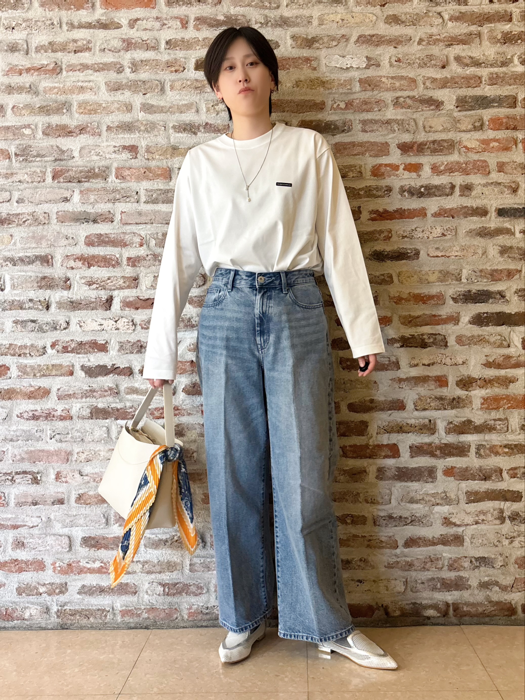 しばさんの「THE SHOP TK｜【スタイルを選ばず着られる】ワンポイント 長袖Tシャツ 洗濯機OK/UVカット/毛玉になりにくい」を使ったコーディネート