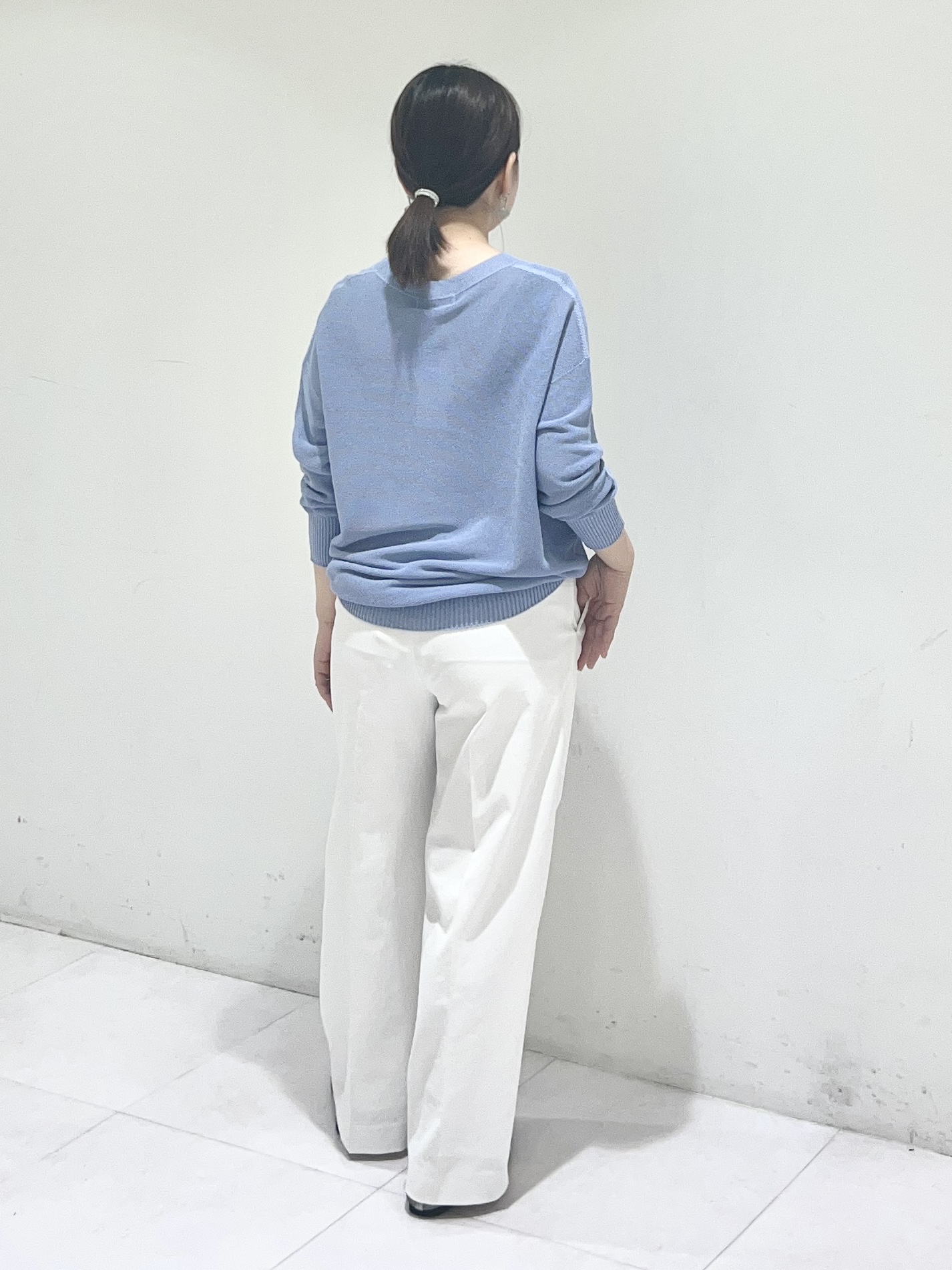 Mitsukiさんの「UNTITLED｜【7色展開/洗える/程よい透け感】ドライタッチVネックニット」を使ったコーディネート