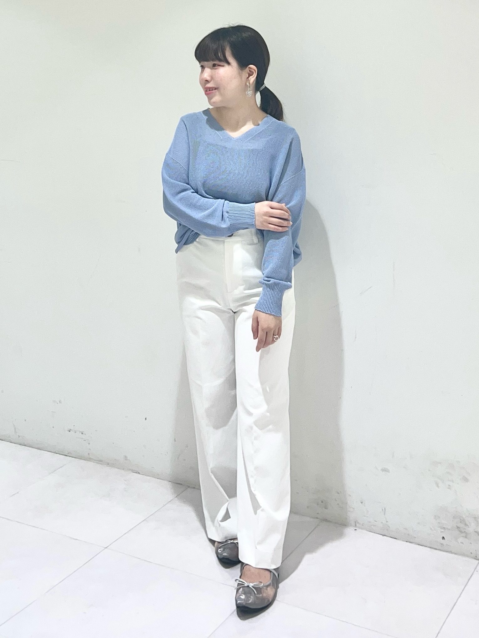 Mitsukiさんの「UNTITLED｜【7色展開/洗える/程よい透け感】ドライタッチVネックニット」を使ったコーディネート