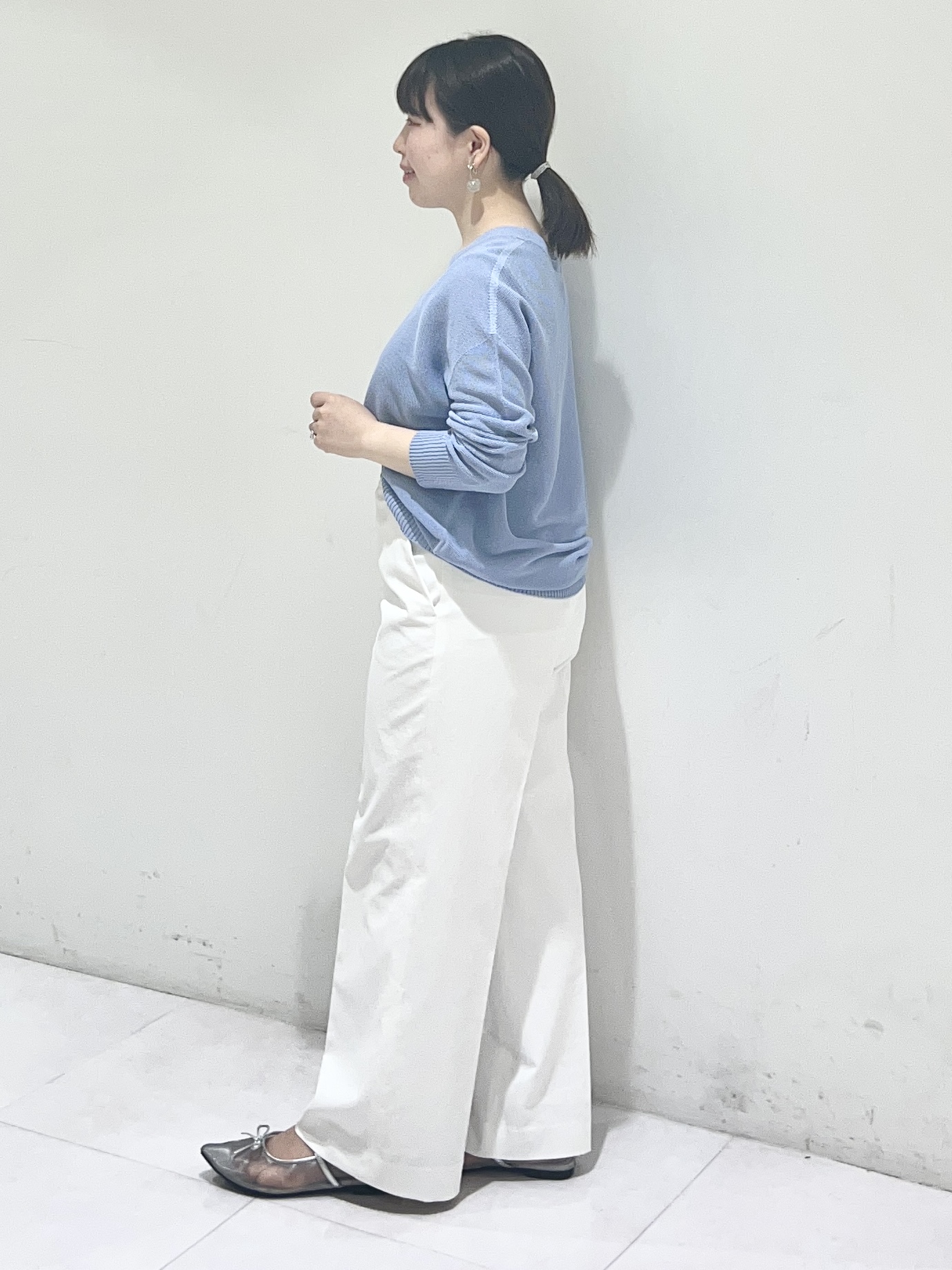 Mitsukiさんの「UNTITLED｜【7色展開/洗える/程よい透け感】ドライタッチVネックニット」を使ったコーディネート