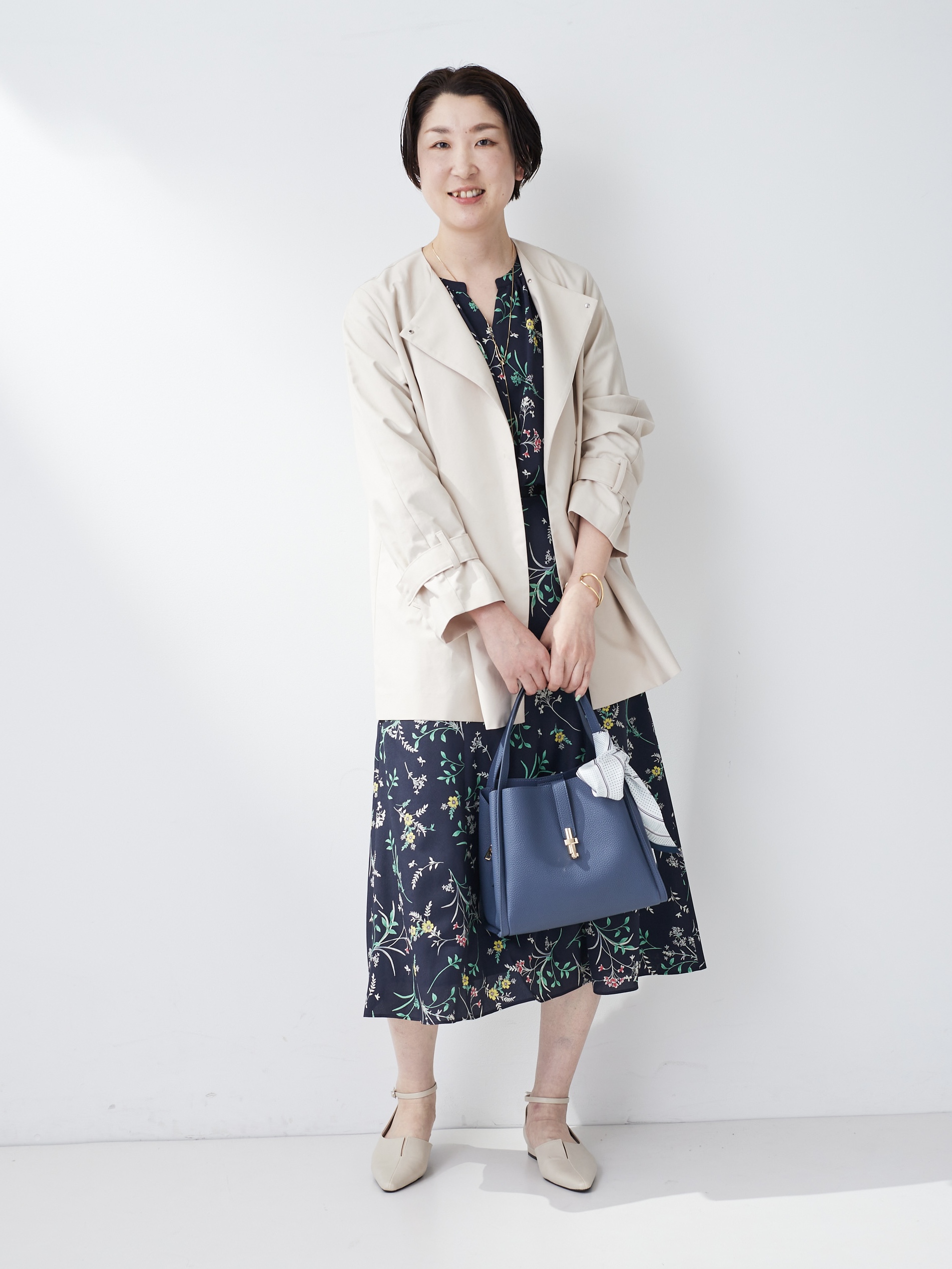yuriさんの「INDIVI｜【撥水/軽量】ミドル丈 ミニマルトレンチコート」を使ったコーディネート