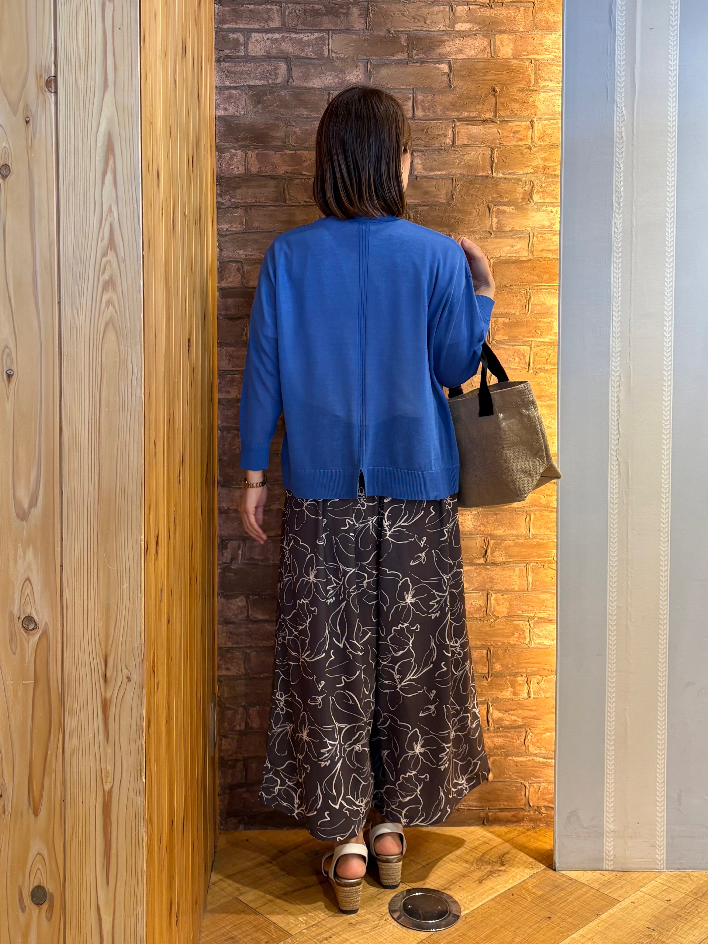 mieさんの「SHOO･LA･RUE｜【ひんやり/洗濯機可/S-LL】オンにもオフにも マルチに使えるボタンレスカーディガン」を使ったコーディネート