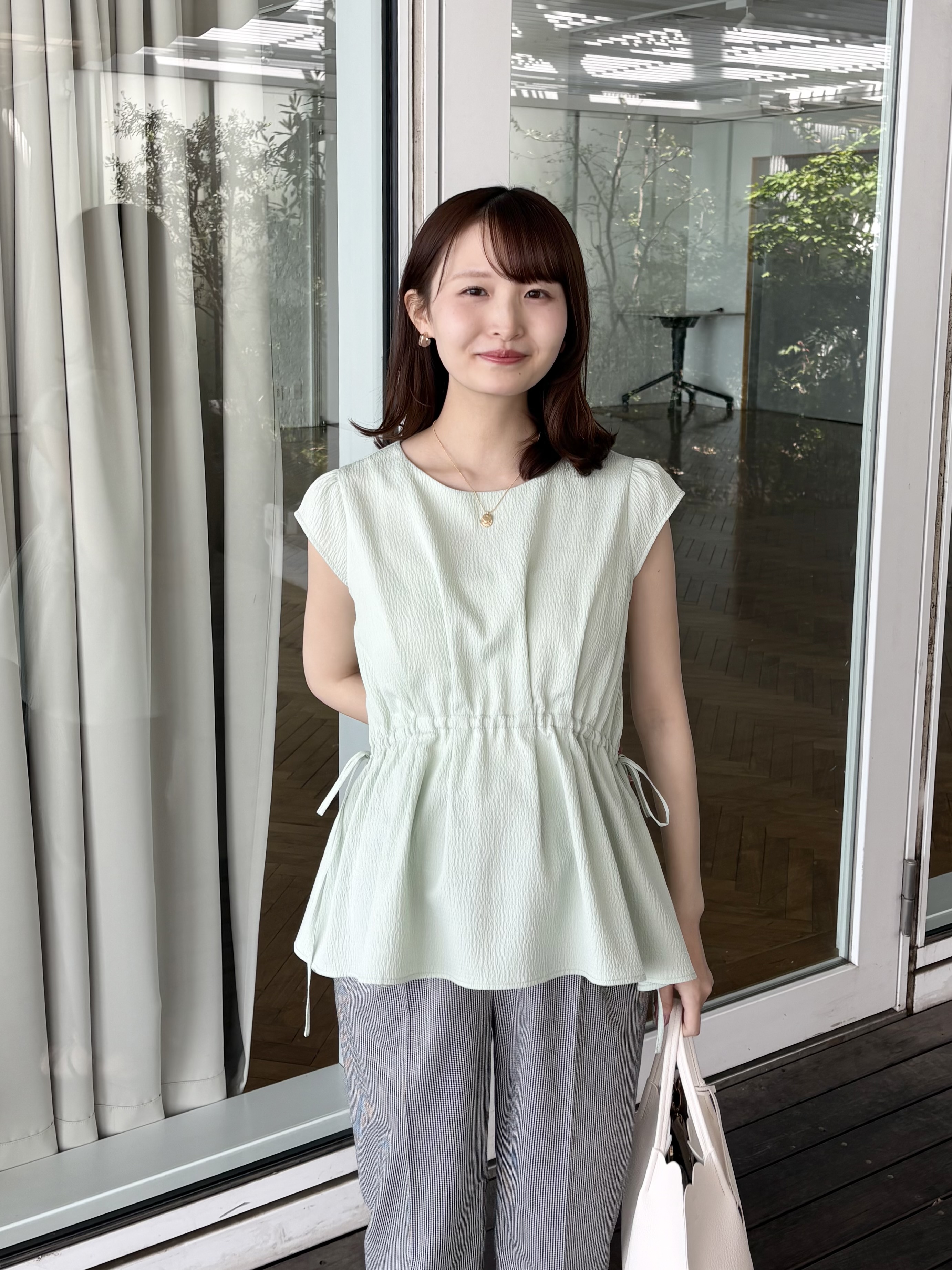 みさかさんの「index｜シボサイドリボンペプラムブラウス【洗濯機OK／防シワ／ストレッチ／イージーアイロン】」を使ったコーディネート