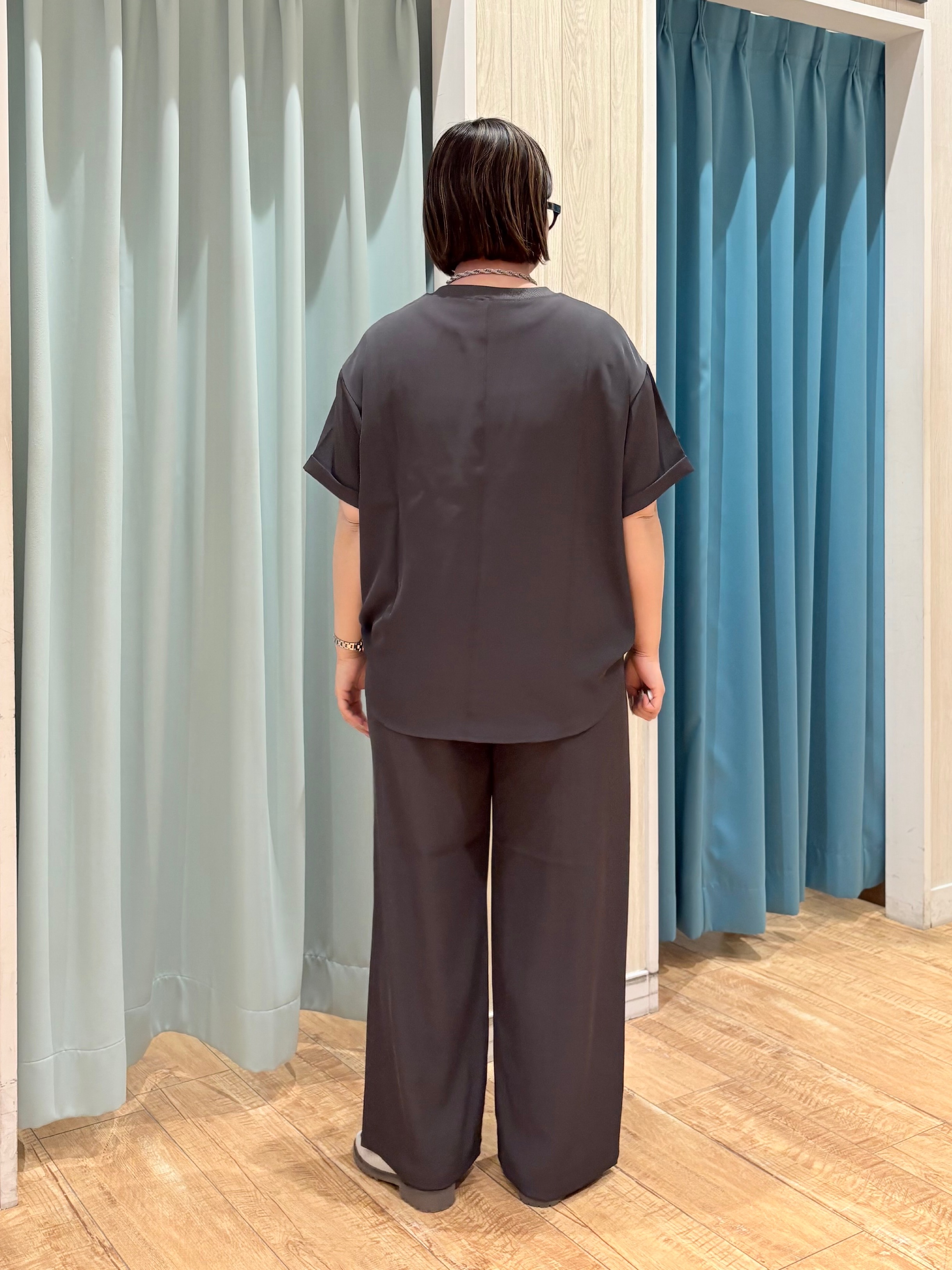 砂糖さんの「SHOO･LA･RUE｜【S-LL】大人のシアー感 風合い楽しむバンドカラーシャツ」を使ったコーディネート