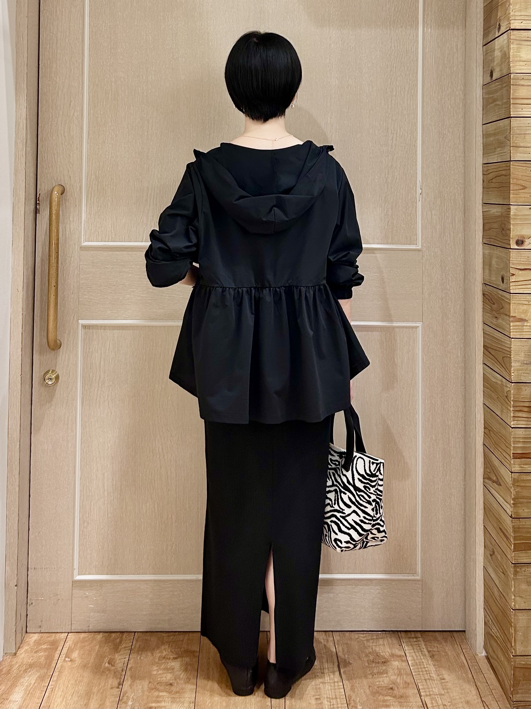 ちぐささんの「SHOO･LA･RUE｜【ひんやり/S-LL/体型カバー】ペプラムフリルとゴールドパーツが女性らしい UVパーカ」を使ったコーディネート