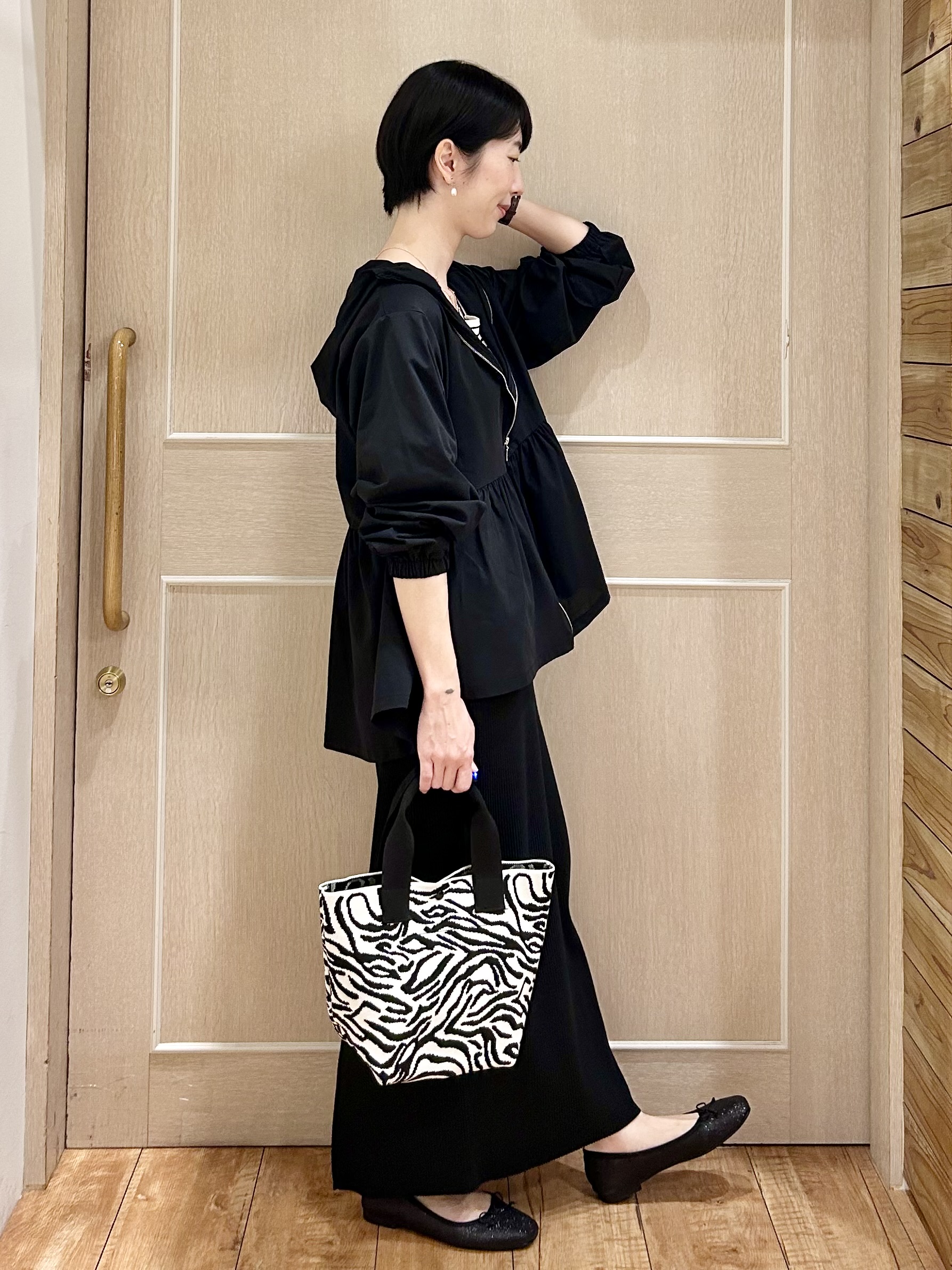 ちぐささんの「SHOO･LA･RUE｜【ひんやり/S-LL/体型カバー】ペプラムフリルとゴールドパーツが女性らしい UVパーカ」を使ったコーディネート