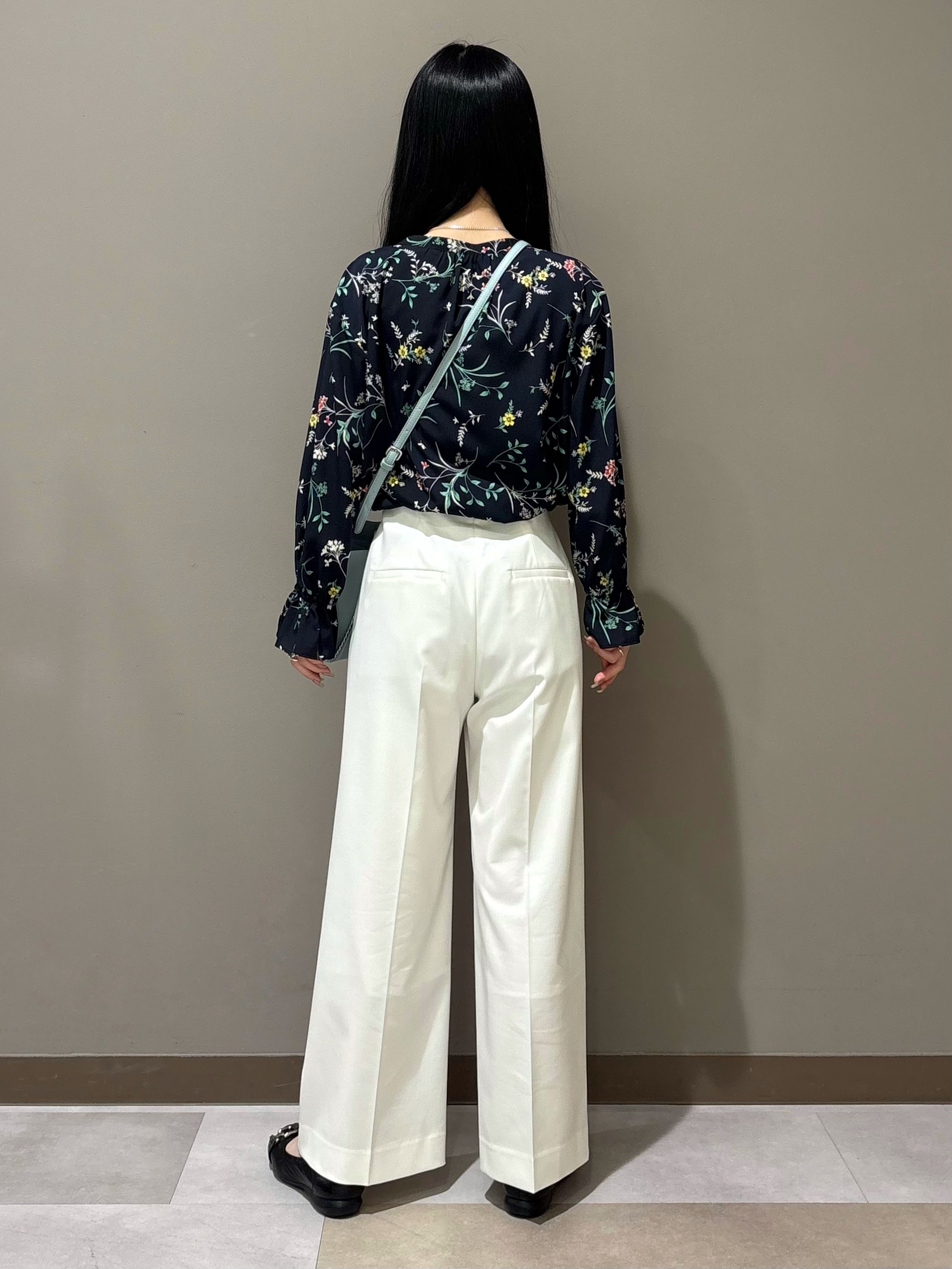 KEIKOさんの「INDIVI｜【SETUP可能】モダンフラワー柄キャンディスリーブブラウス」を使ったコーディネート