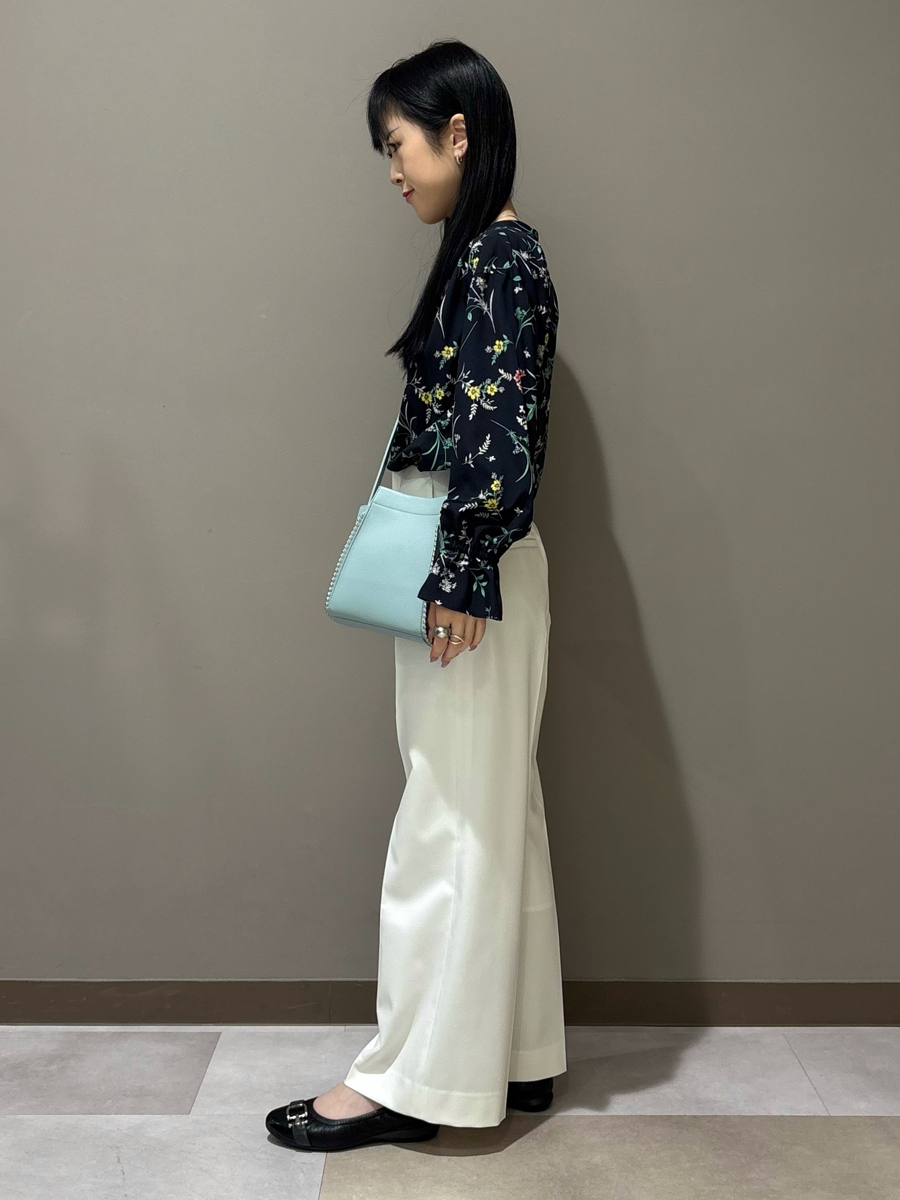 KEIKOさんの「INDIVI｜【SETUP可能】モダンフラワー柄キャンディスリーブブラウス」を使ったコーディネート
