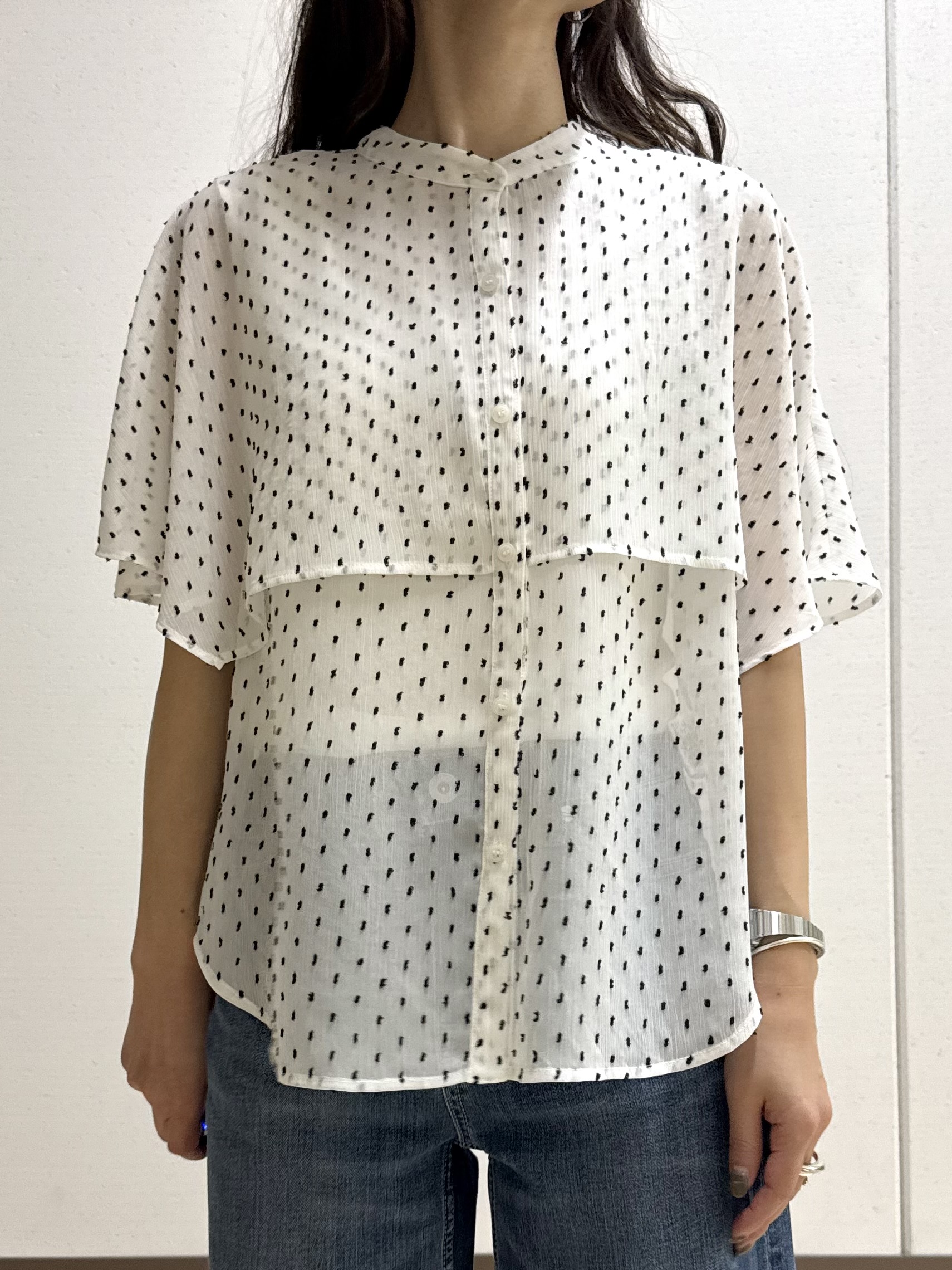 mamiさんの「INDIVI｜【洗える／ドットモチーフ】ケープスリーブブラウス」を使ったコーディネート