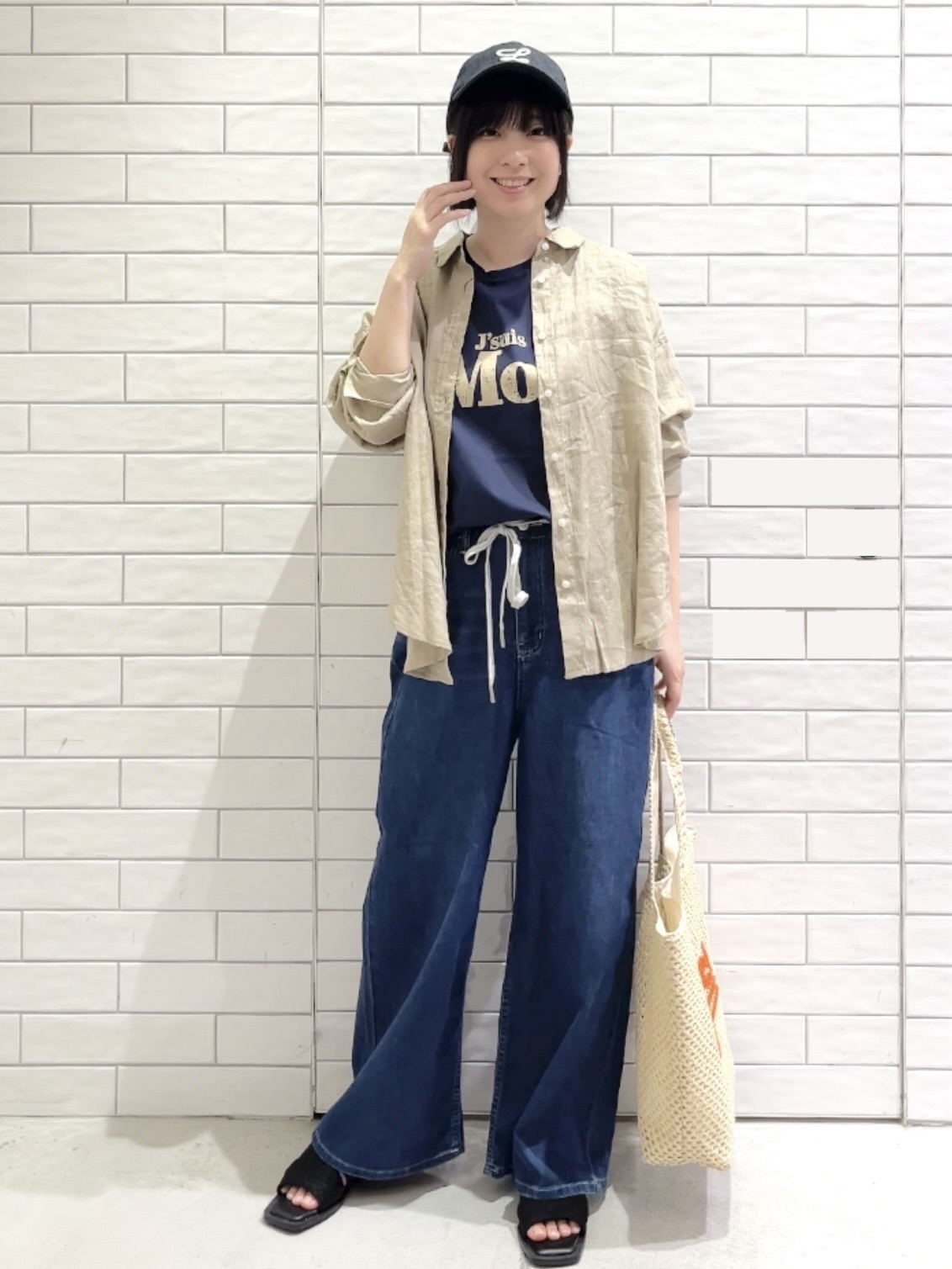 しおりさんの「OPAQUE.CLIP｜アソートロゴTシャツ【洗濯機OK】」を使ったコーディネート