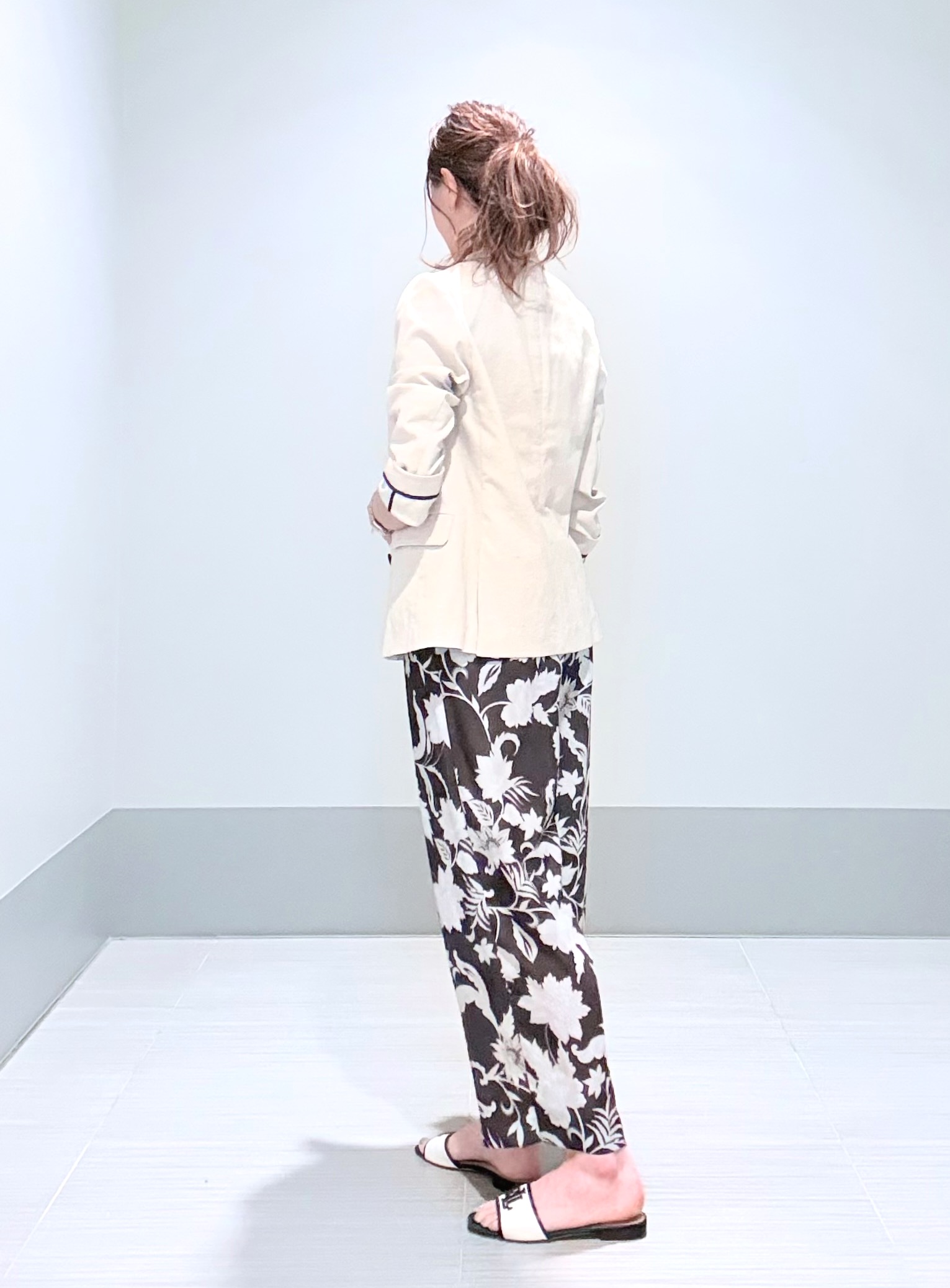 Yamaさんの「DRESSTERIOR｜【撥水/UVカット/接触冷感】バンドカラーフレンチスリーブフリルブラウス」を使ったコーディネート
