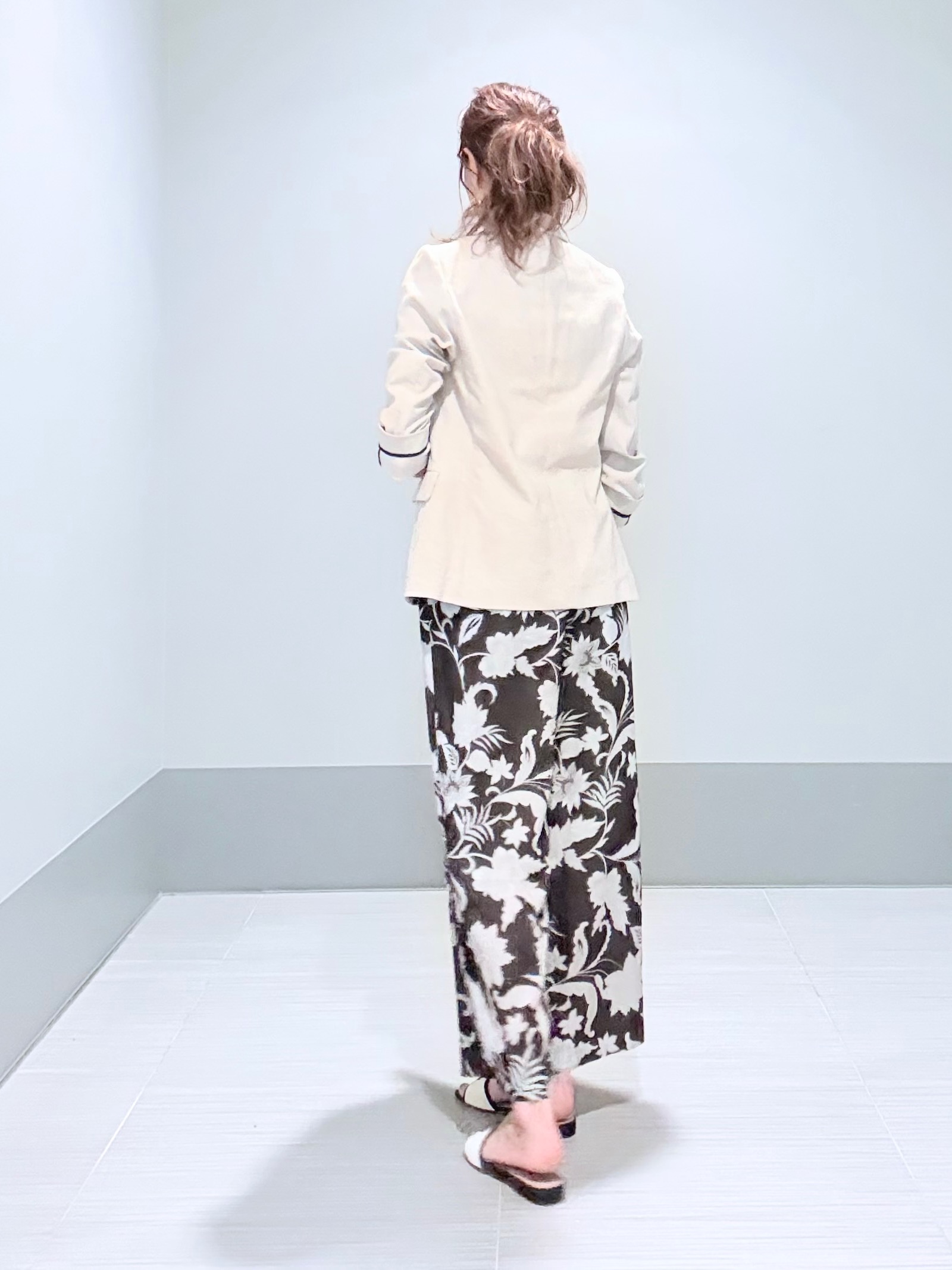 Yamaさんの「DRESSTERIOR｜【撥水/UVカット/接触冷感】バンドカラーフレンチスリーブフリルブラウス」を使ったコーディネート