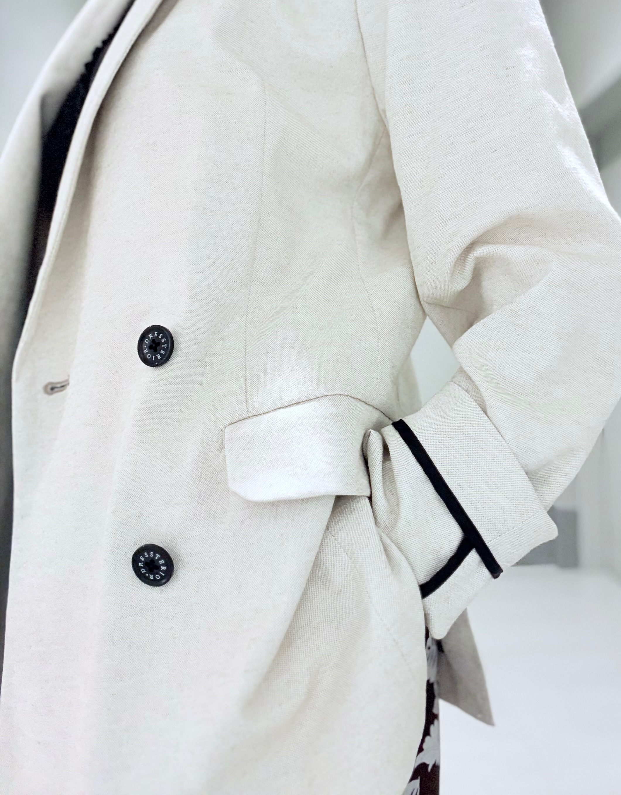 Yamaさんの「DRESSTERIOR｜【撥水/UVカット/接触冷感】バンドカラーフレンチスリーブフリルブラウス」を使ったコーディネート