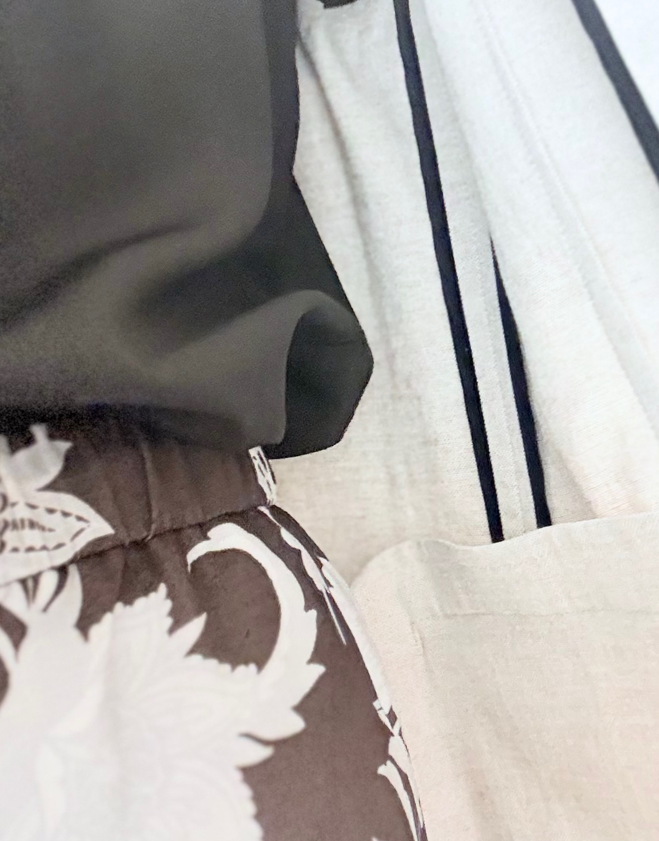 Yamaさんの「DRESSTERIOR｜【撥水/UVカット/接触冷感】バンドカラーフレンチスリーブフリルブラウス」を使ったコーディネート