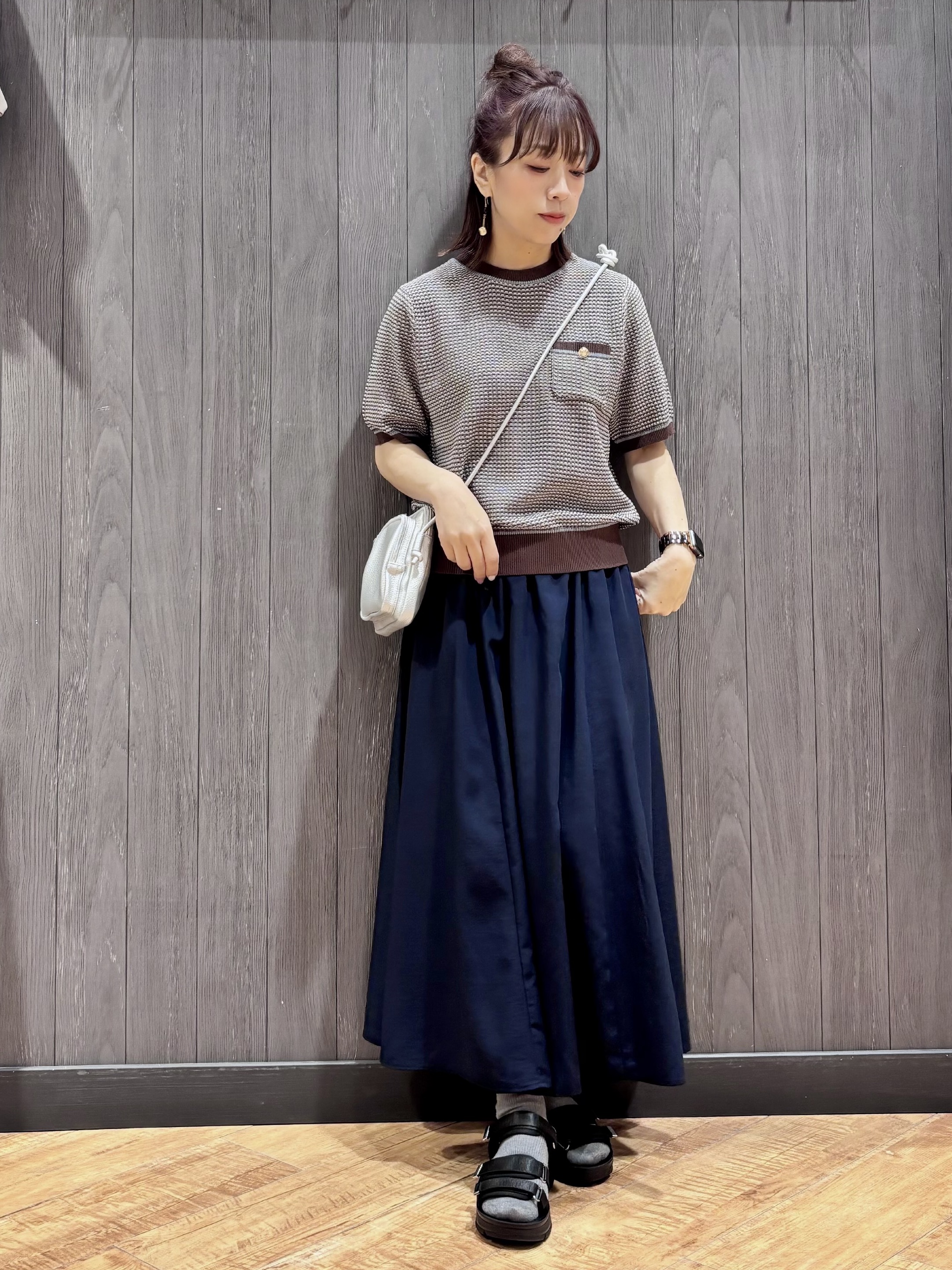 meiさんの「SHOO･LA･RUE｜【洗濯機可/S-LL】金ボタンが上品 カノコ編み配色クルーネックニット」を使ったコーディネート