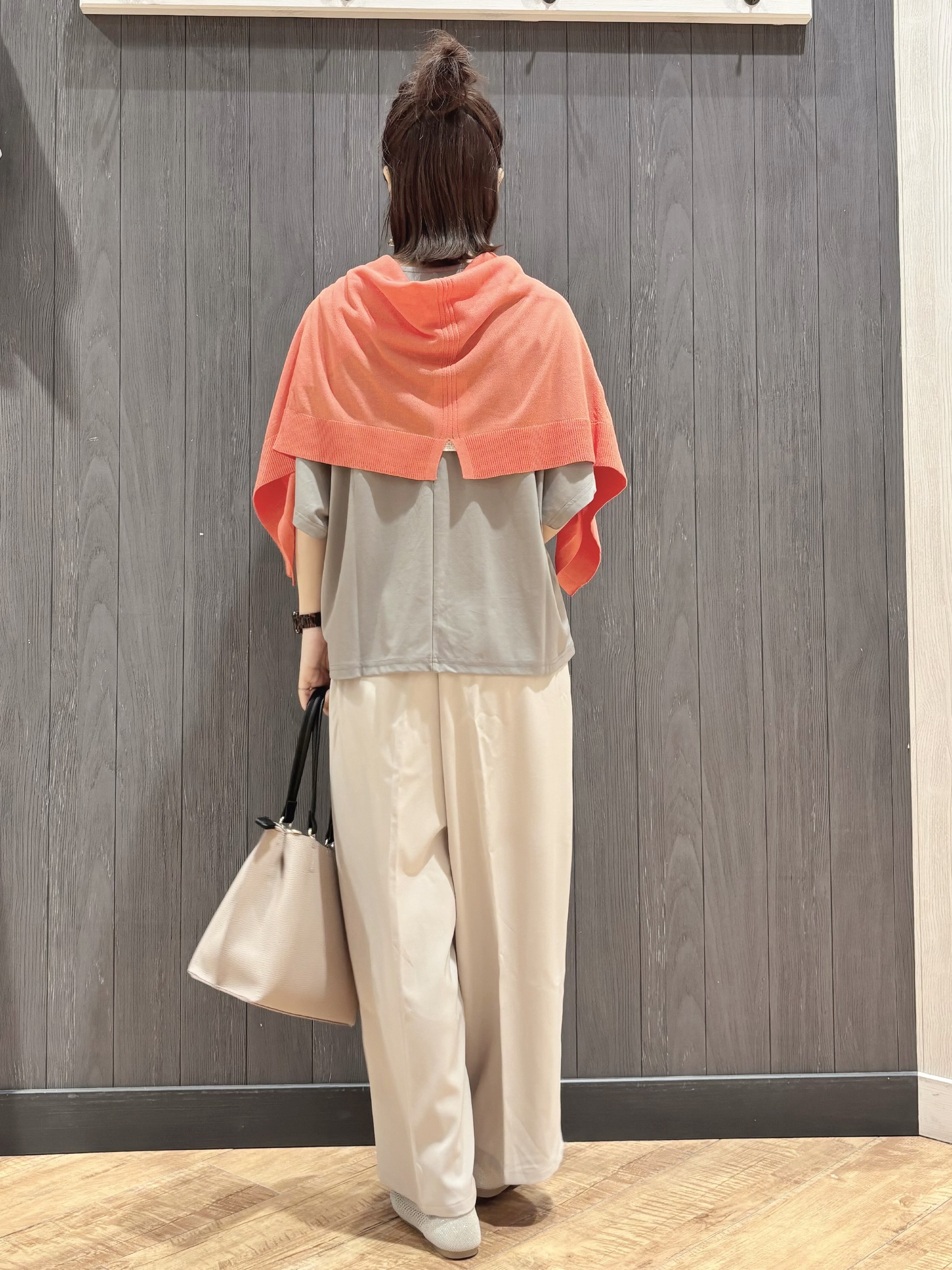 meiさんの「SHOO･LA･RUE｜【ひんやり/洗濯機可/S-LL】オンにもオフにも マルチに使えるボタンレスカーディガン」を使ったコーディネート