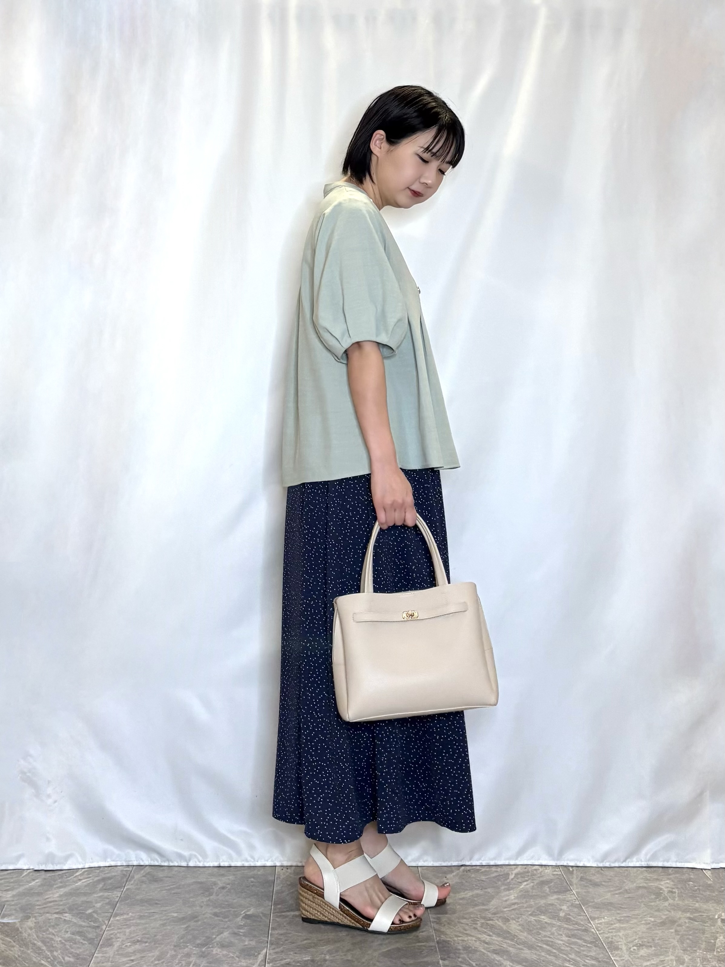 ネリさんの「SHOO･LA･RUE｜【高レビュー/洗濯後しわになりにくい/インせず着られる】自然に体型カバー 麻調ペプラムブラウス」を使ったコーディネート