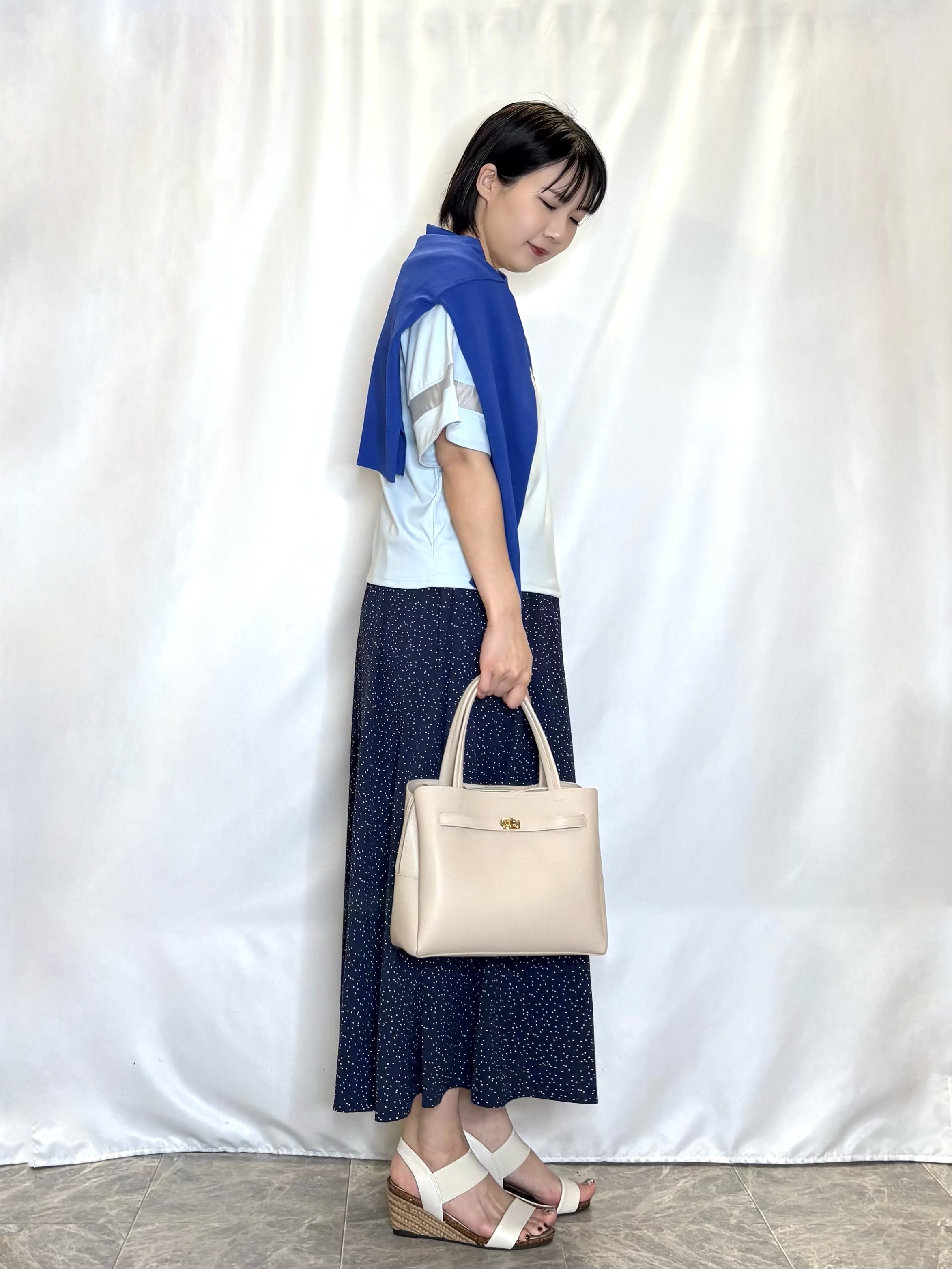 ネリさんの「SHOO･LA･RUE｜【洗濯機可/ひんやり/UV】さらっとしたタッチが心地よい ショート丈 Vネックカーディガン」を使ったコーディネート