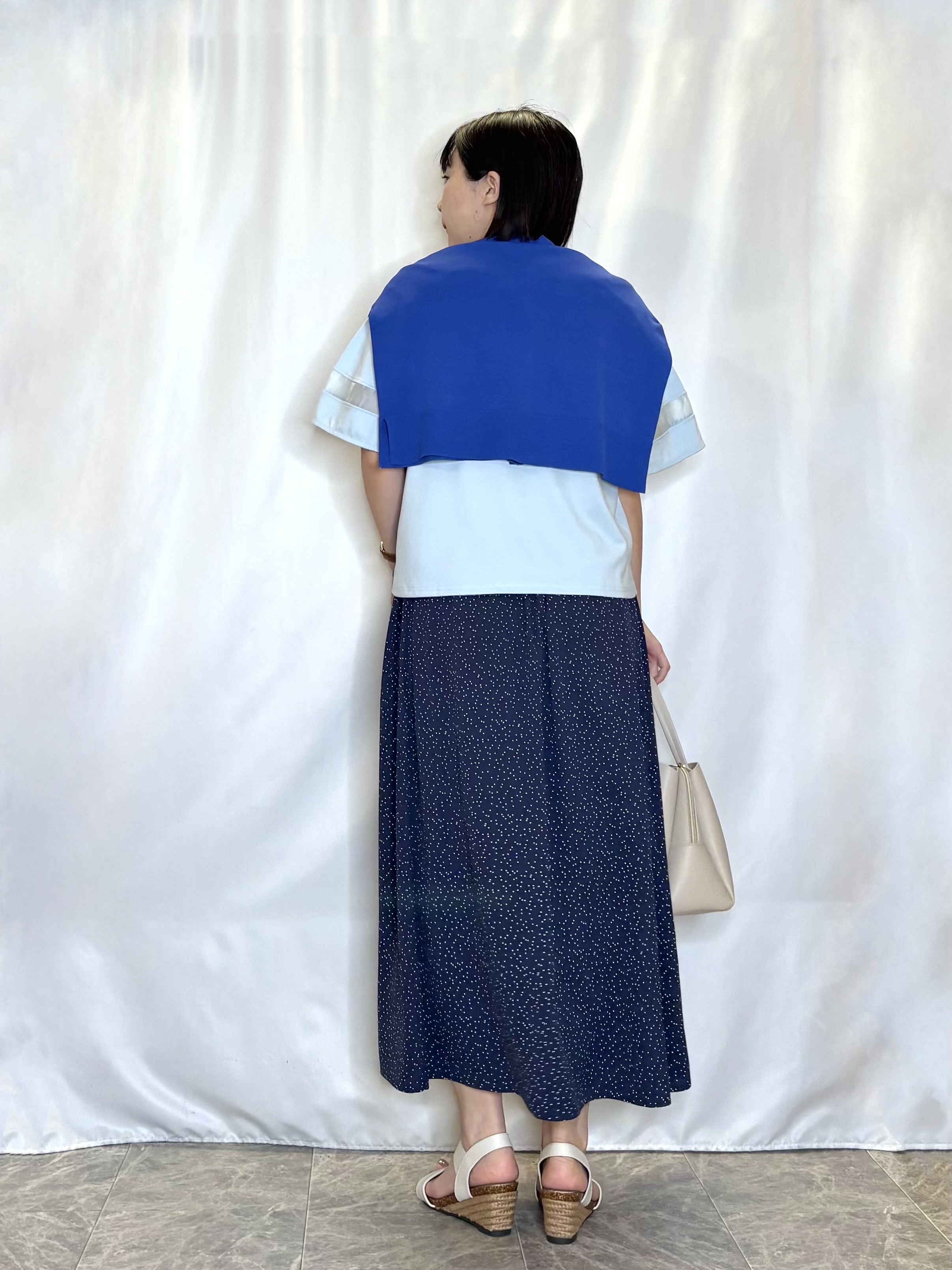 ネリさんの「SHOO･LA･RUE｜【洗濯機可/ひんやり/UV】さらっとしたタッチが心地よい ショート丈 Vネックカーディガン」を使ったコーディネート