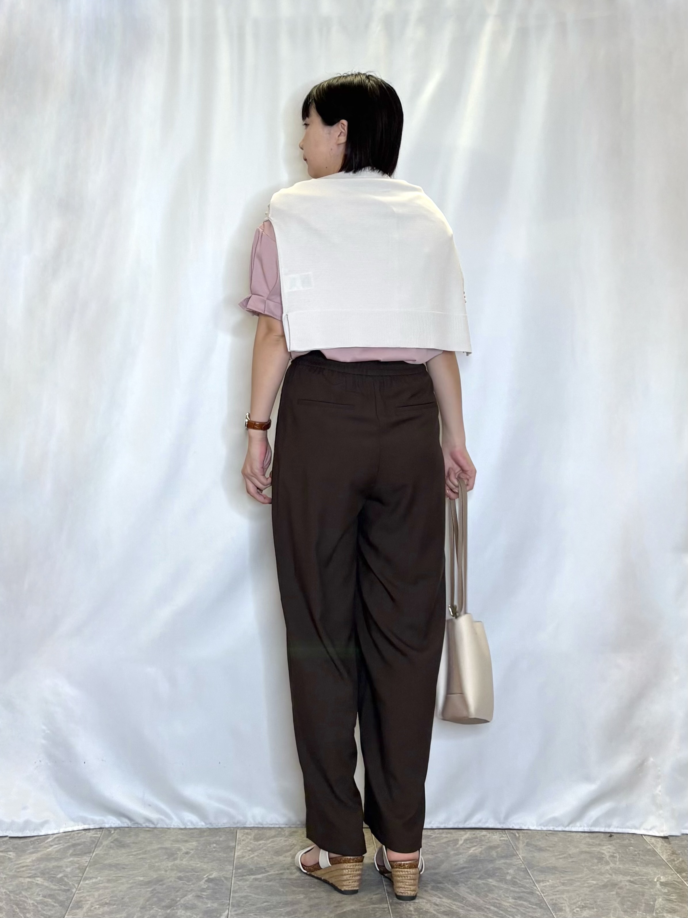 ネリさんの「SHOO･LA･RUE｜【洗濯機可/ひんやり/UV】さらっとしたタッチが心地よい ショート丈 Vネックカーディガン」を使ったコーディネート