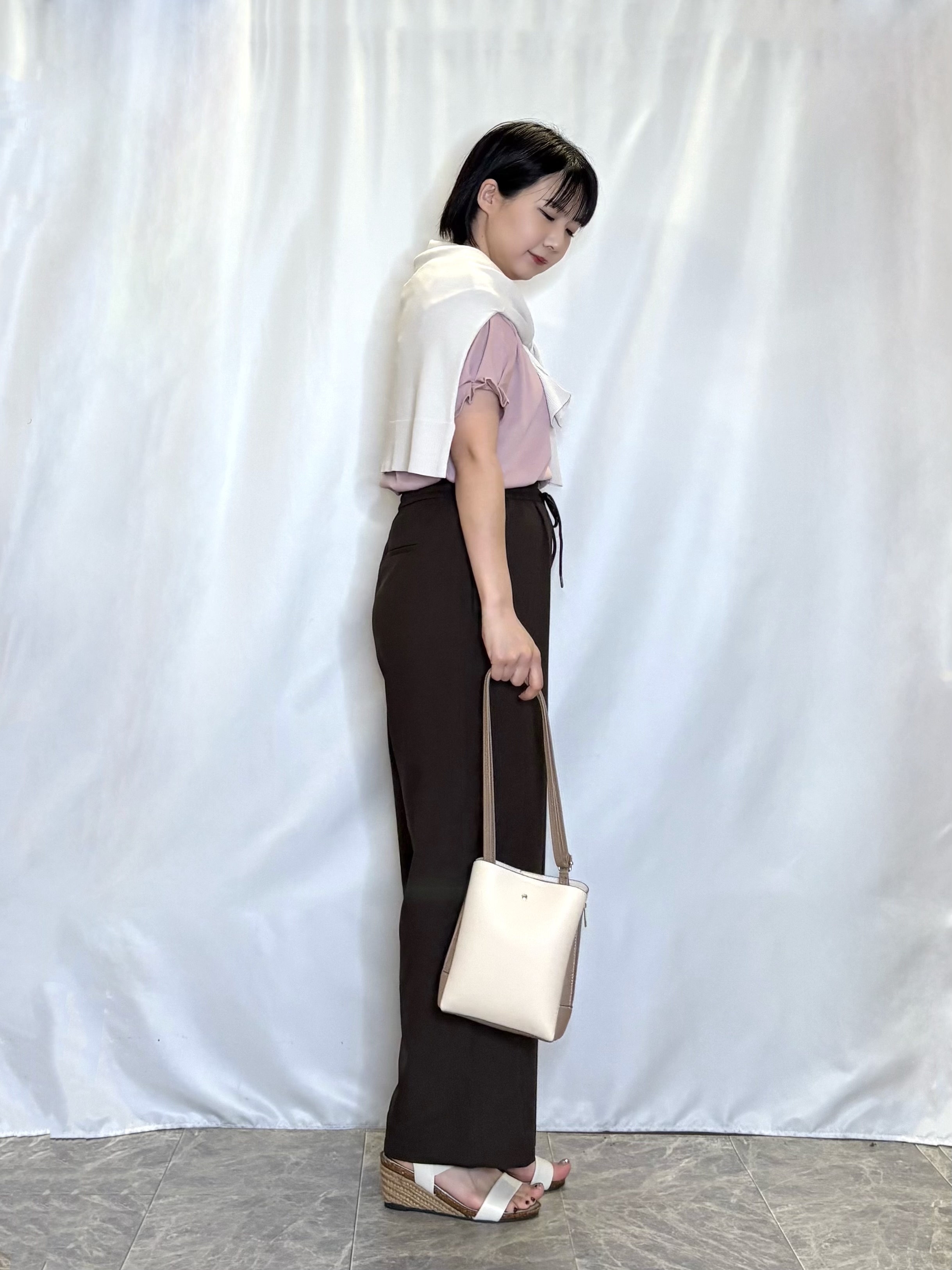 ネリさんの「SHOO･LA･RUE｜【洗濯機可/ひんやり/UV】さらっとしたタッチが心地よい ショート丈 Vネックカーディガン」を使ったコーディネート