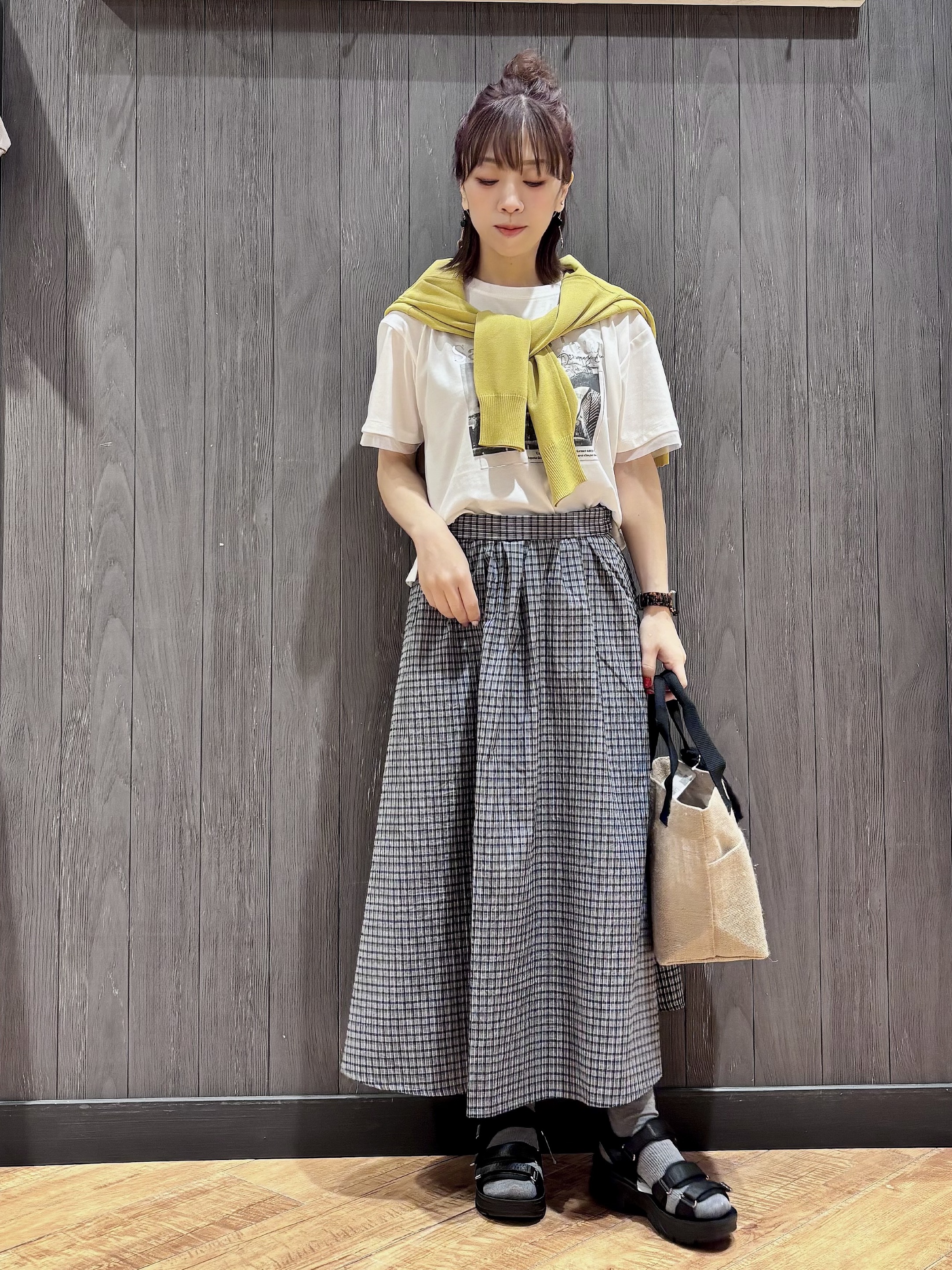 meiさんの「SHOO･LA･RUE｜【洗濯機可/ひんやり/UV】さらっとしたタッチが心地よい ショート丈 Vネックカーディガン」を使ったコーディネート