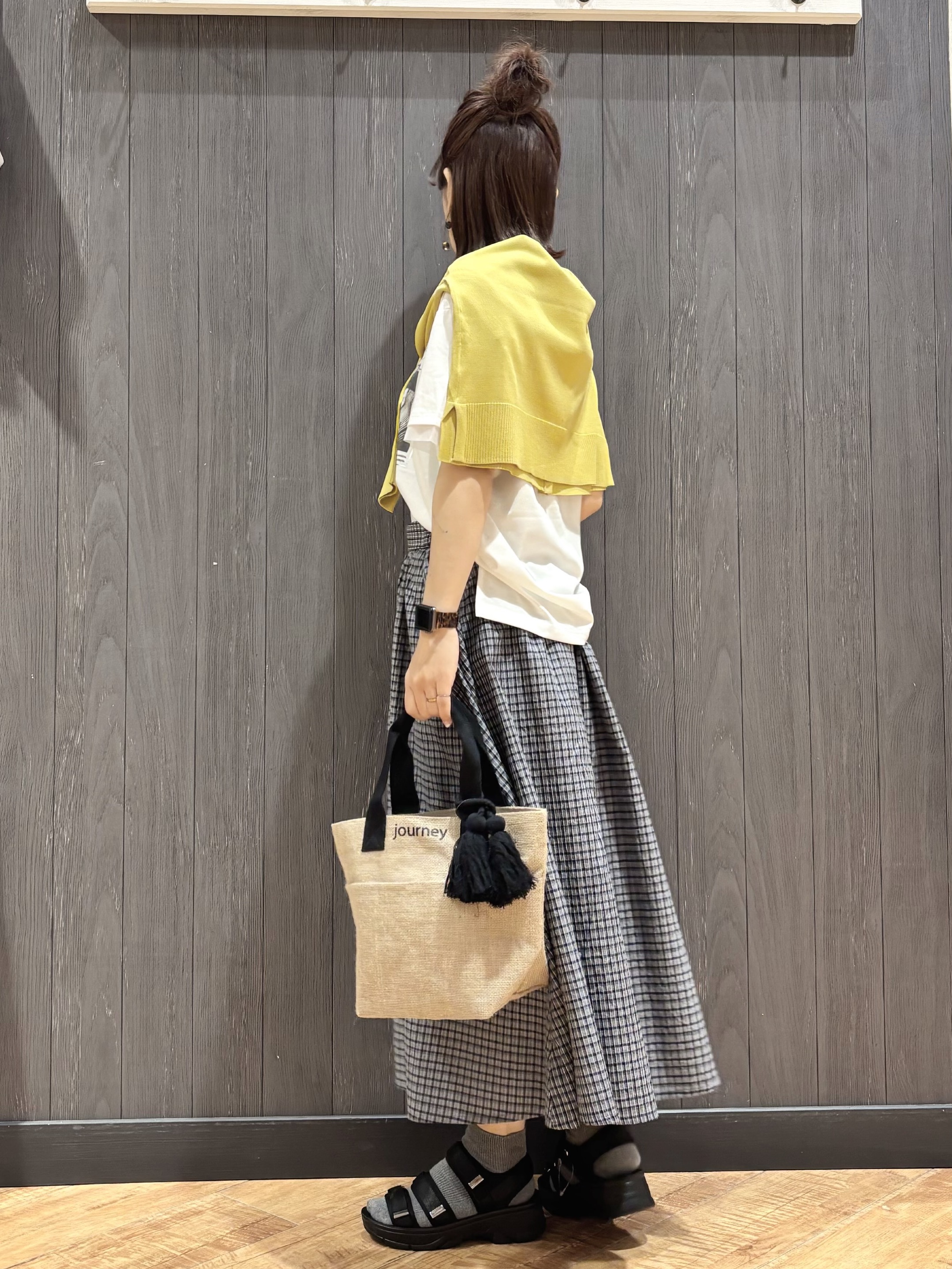 meiさんの「SHOO･LA･RUE｜【洗濯機可/ひんやり/UV】さらっとしたタッチが心地よい ショート丈 Vネックカーディガン」を使ったコーディネート