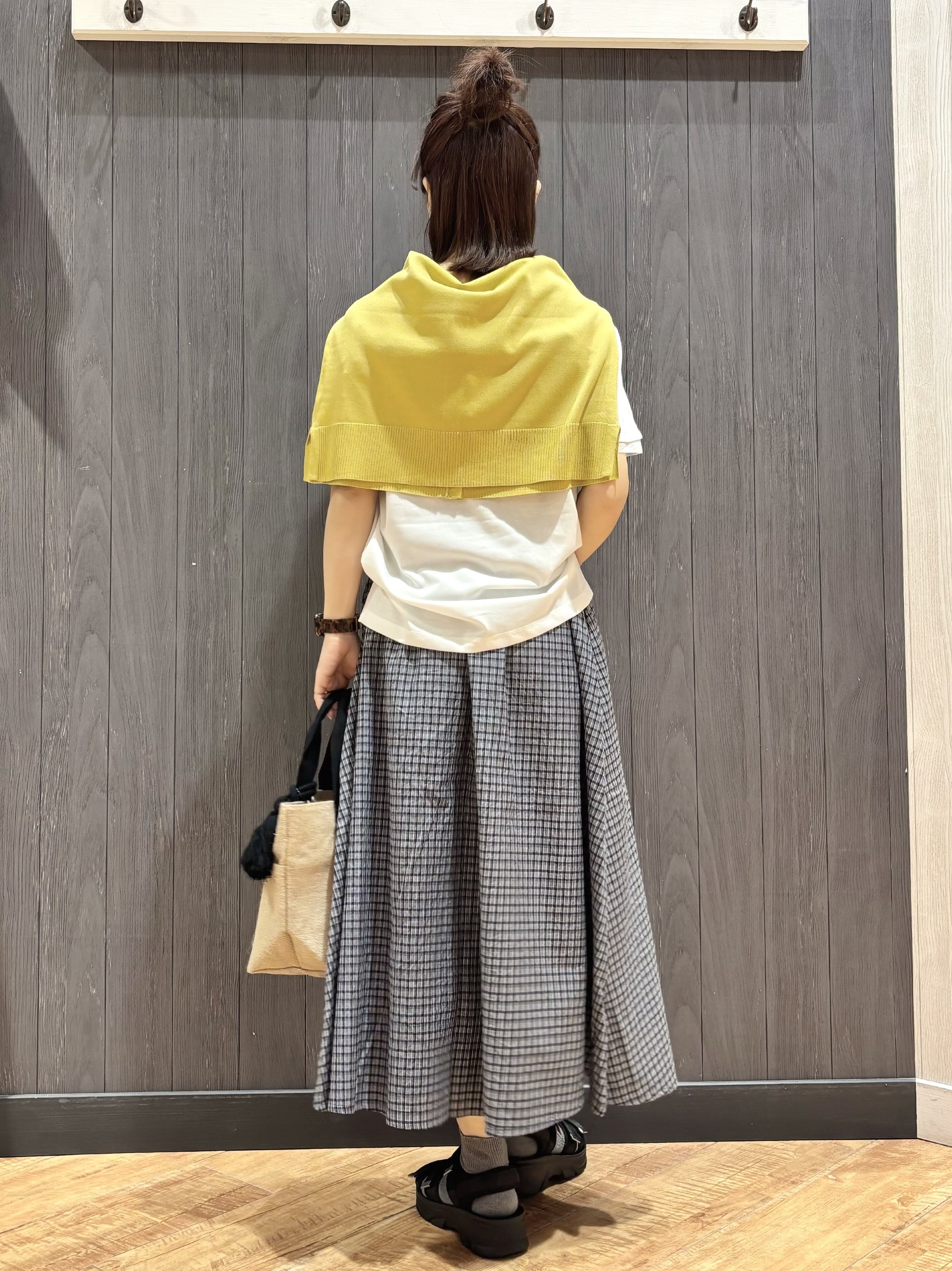 meiさんの「SHOO･LA･RUE｜【洗濯機可/ひんやり/UV】さらっとしたタッチが心地よい ショート丈 Vネックカーディガン」を使ったコーディネート