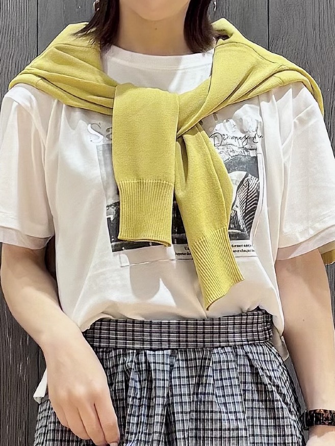 meiさんの「SHOO･LA･RUE｜【洗濯機可/ひんやり/UV】さらっとしたタッチが心地よい ショート丈 Vネックカーディガン」を使ったコーディネート