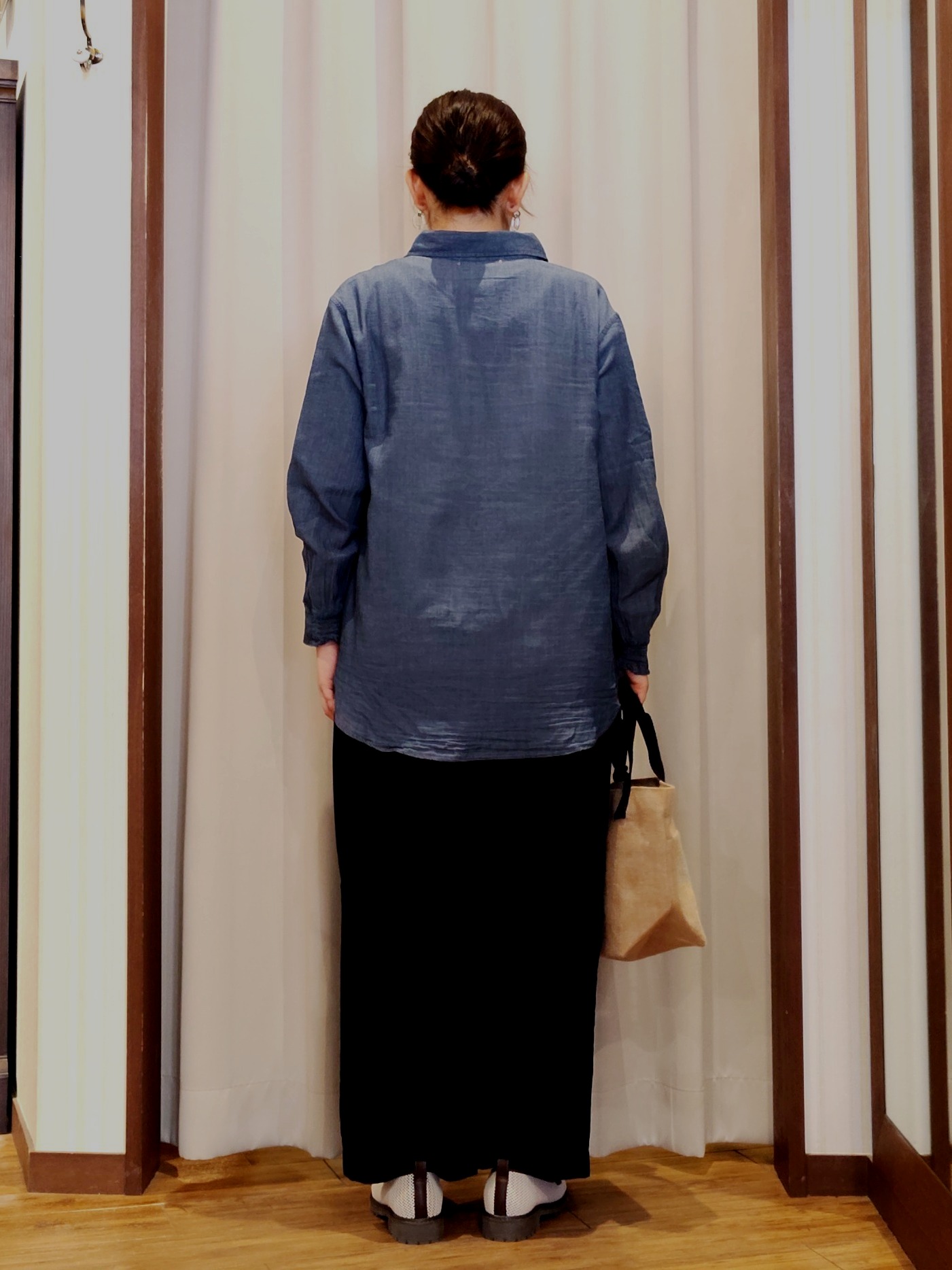 chami さんの「SHOO･LA･RUE｜【綿100%/UV/S-LL/体型カバー】優しく透ける 柔らかシアーデニムシャツ」を使ったコーディネート