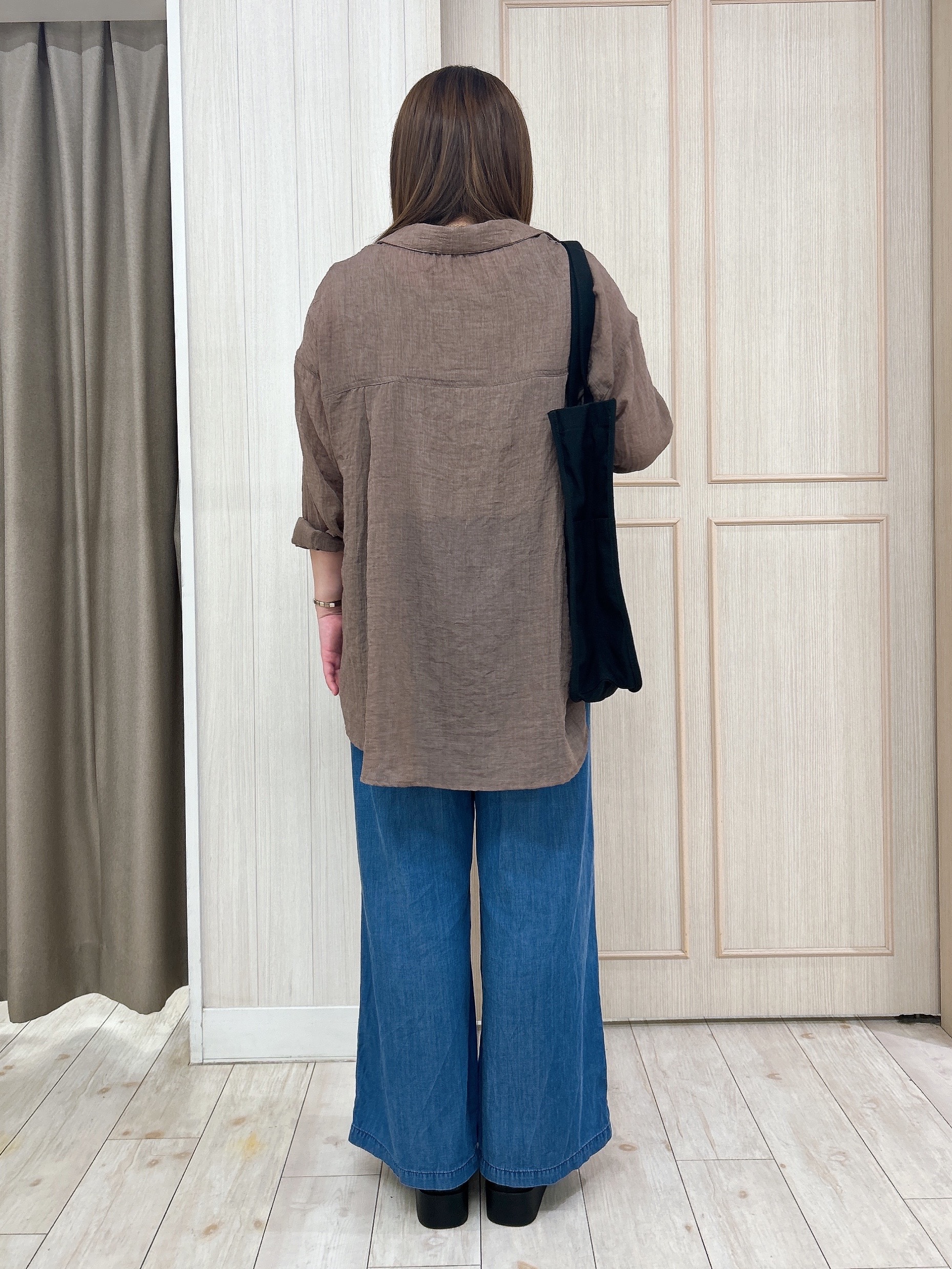 akiさんの「SHOO･LA･RUE｜【体型カバー】ふんわり質感 やわらかこなれシアーシャツ」を使ったコーディネート