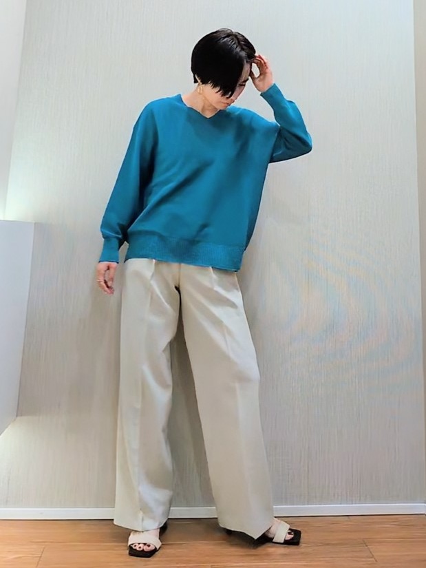 ミズタさんの「UNTITLED｜【7色展開/洗える/程よい透け感】ドライタッチVネックニット」を使ったコーディネート